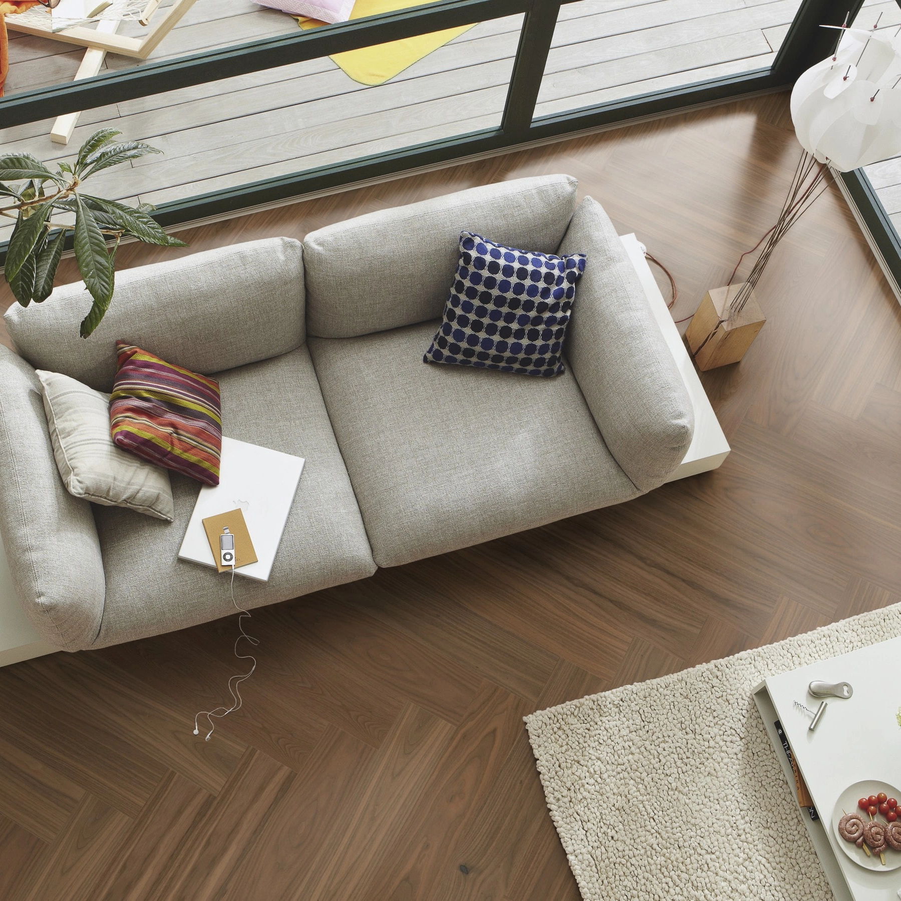 Milieubild Wohnzimmer im Wintergarten - Blick von oben - MEISTER Holzboden HS 500 Lindura Nussbaum amerikanisch classic Milieubild Wohnzimmer im Wintergarten - Blick von oben - MEISTER 500010-0700140-08924