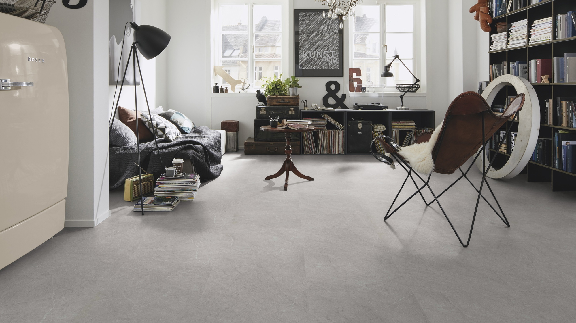Milieubild Kompaktes Wohnzimmer mit Bücherregal - wineo Klebe-Bioboden PURLINE wineo 1500 stone XL Serene Marble Grey Milieubild Kompaktes Wohnzimmer mit Bücherregal - wineo PL15412SXL