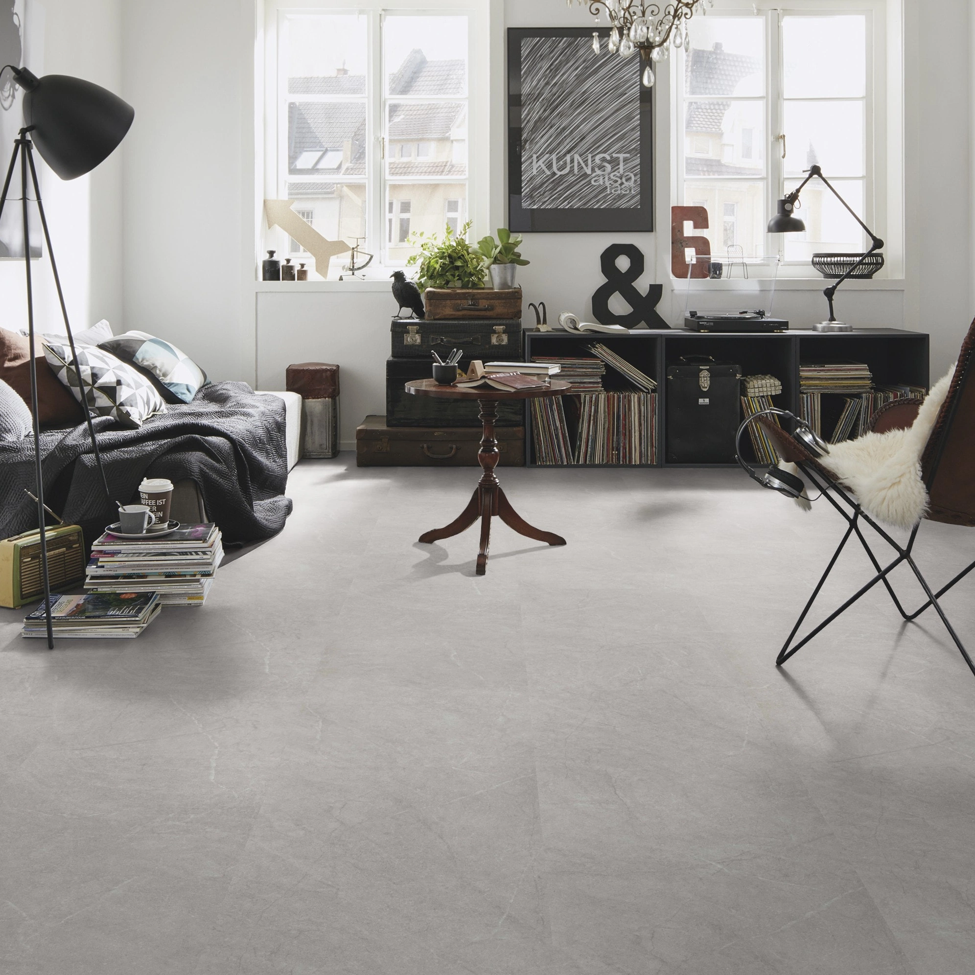 Milieubild Kompaktes Wohnzimmer mit Bücherregal - wineo Klebe-Bioboden PURLINE wineo 1500 stone XL Serene Marble Grey Milieubild Kompaktes Wohnzimmer mit Bücherregal - wineo PL15412SXL