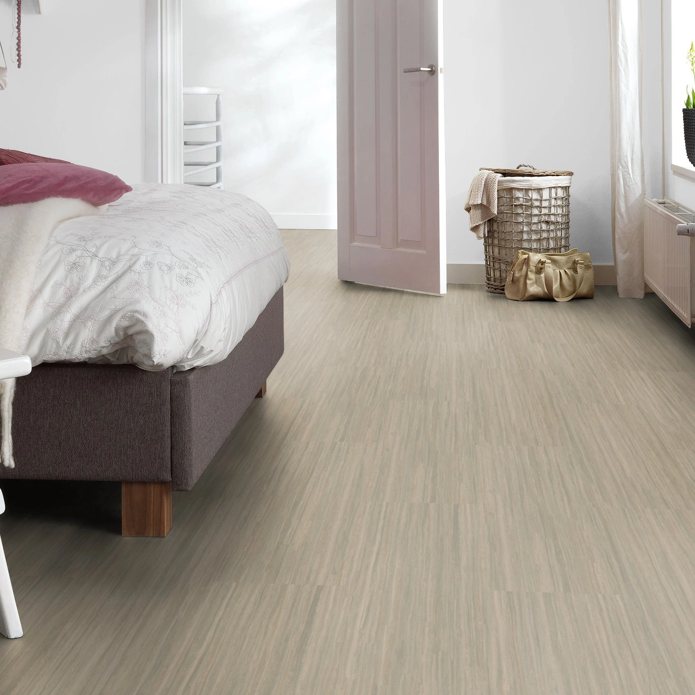 Milieubild Schlafzimmer mit Hocker - Forbo Flooring Marmoleum Modular Linear Bleached Gold Milieubild Schlafzimmer mit Hocker - Forbo Flooring 253741