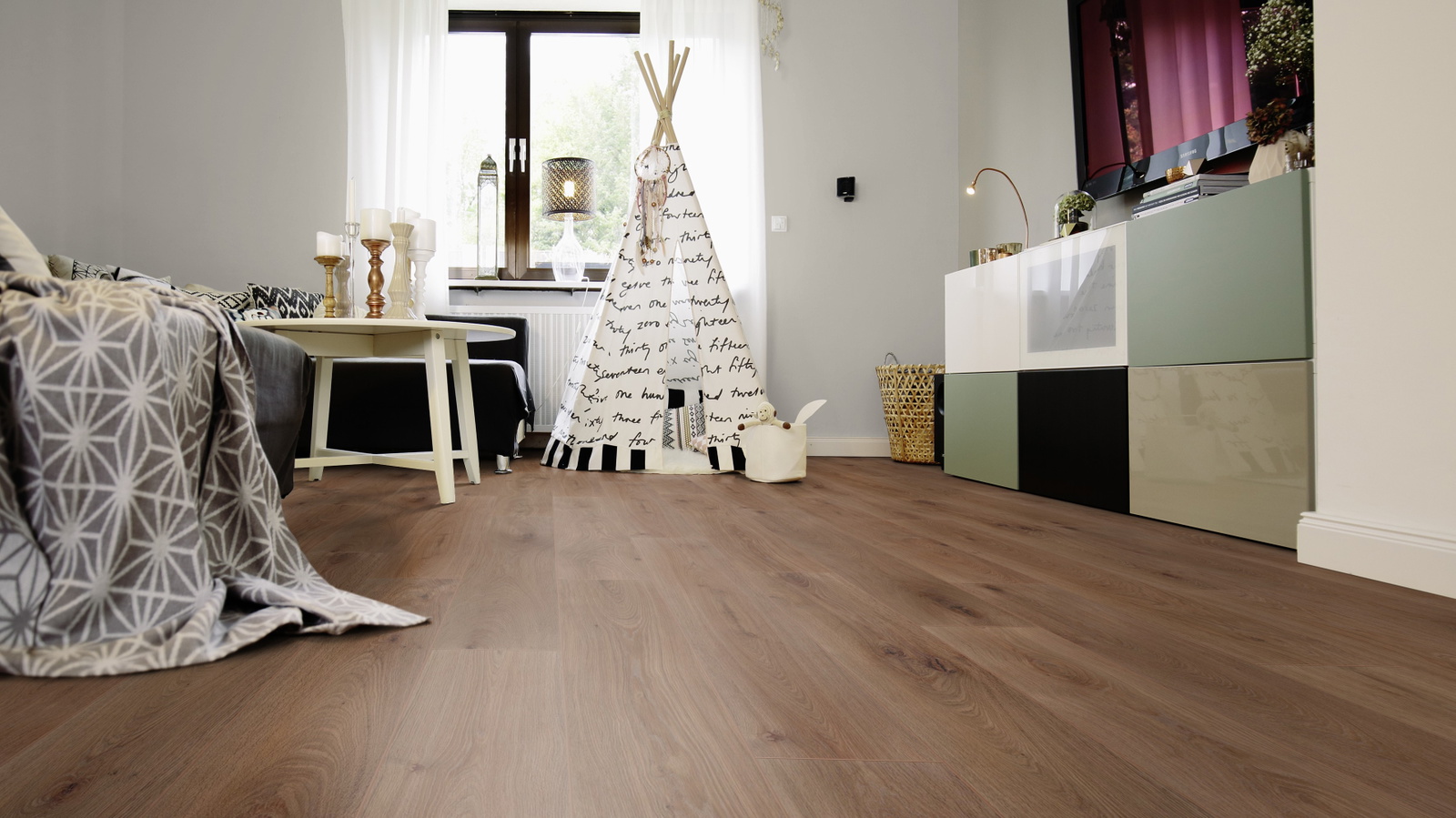 Milieubild Wohnzimmer mit Sideboard und Fernseher - wineo PL312R