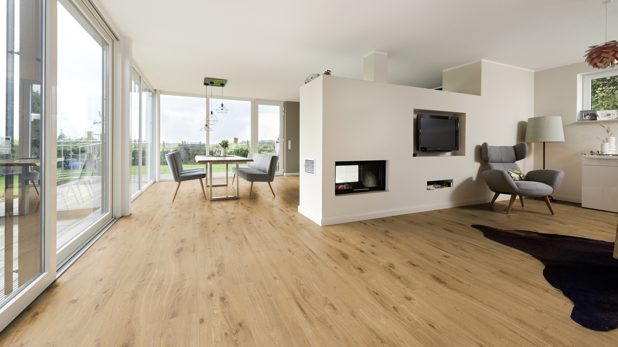 Milieubild Wohnzimmer mit Essbereich und Kamin - ter Hürne Klebe-Vinyl Pro Classic Choice Eiche York Milieubild Wohnzimmer mit Essbereich und Kamin - ter Hürne 1101210600