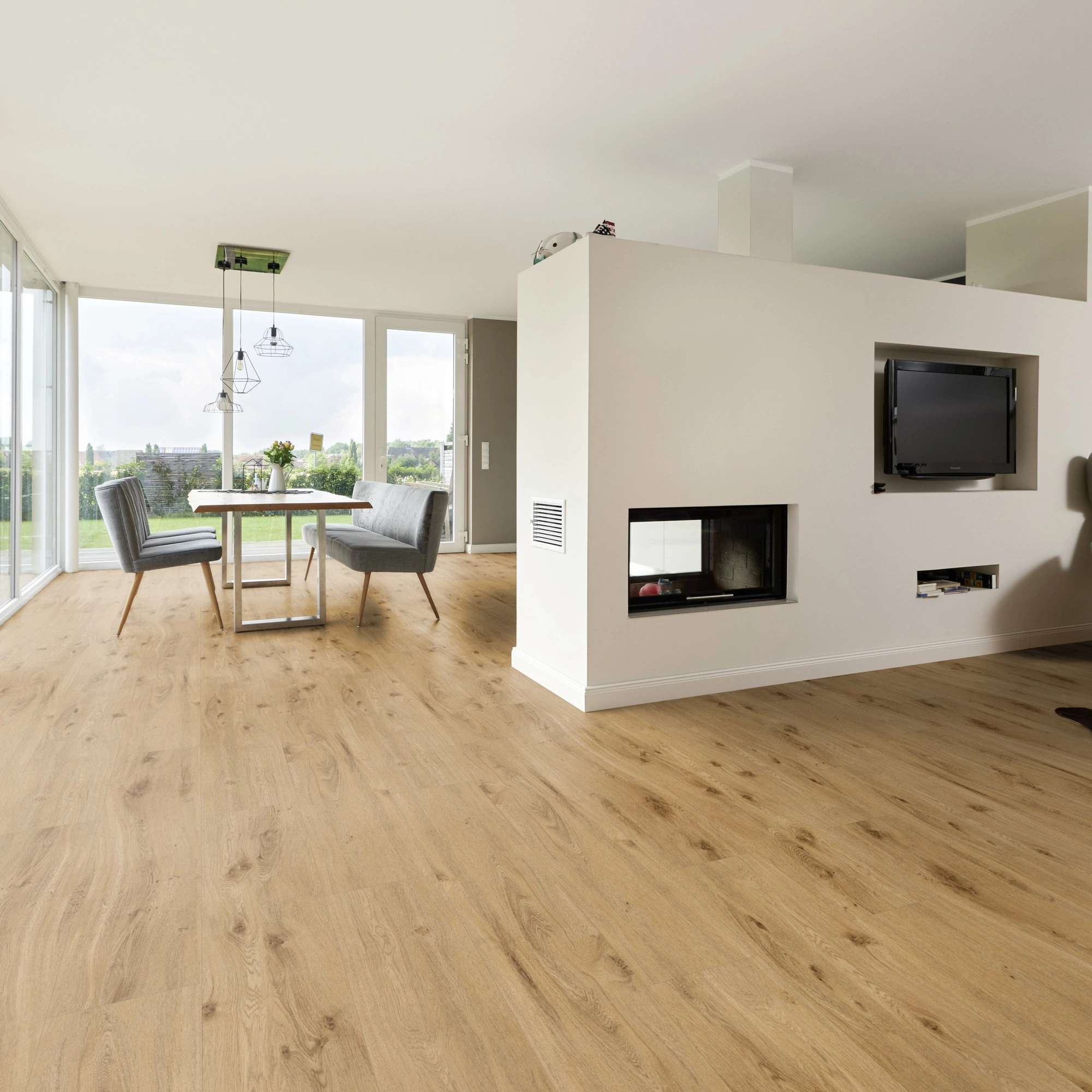 Milieubild Wohnzimmer mit Essbereich und Kamin - ter Hürne Klebe-Vinyl Pro Classic Choice Eiche York Milieubild Wohnzimmer mit Essbereich und Kamin - ter Hürne 1101210600