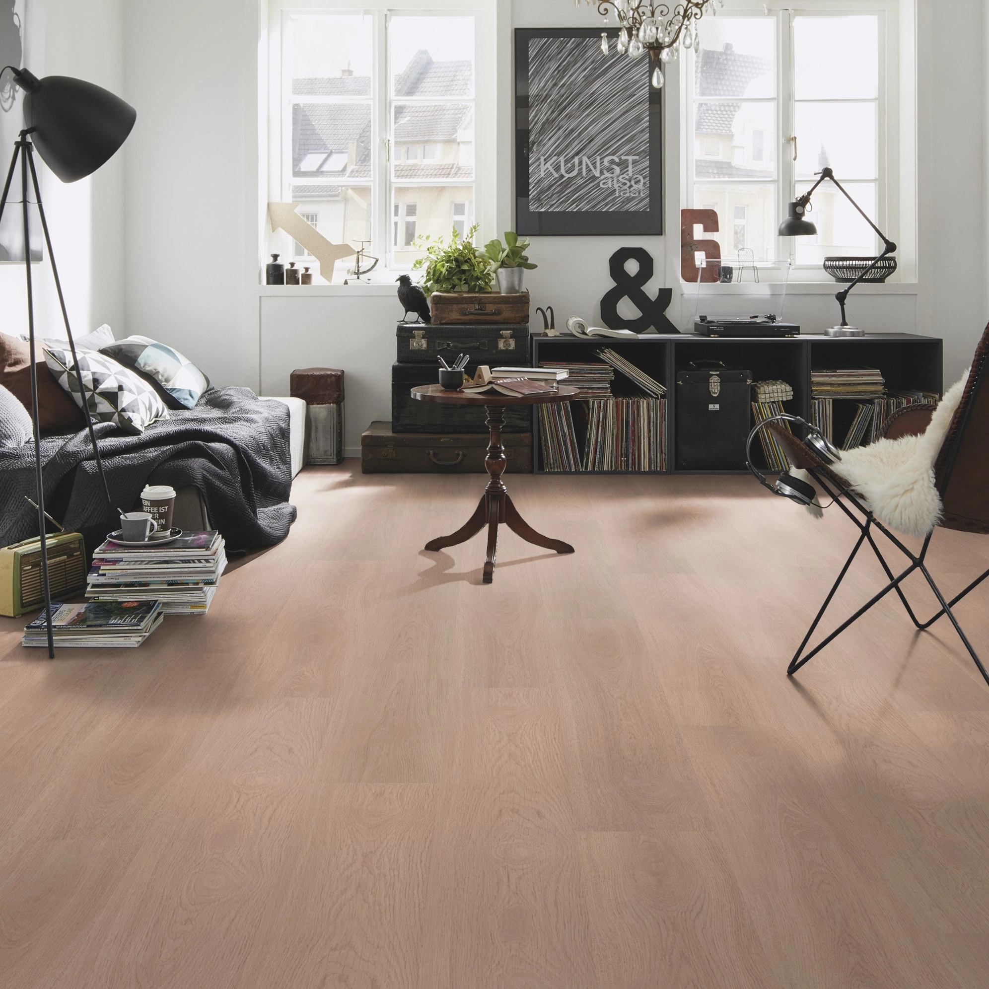 Milieubild Kompaktes Wohnzimmer mit Bücherregal - wineo Klick-Bioboden PURLINE wineo 1000 wood XL Calm Oak Shell Milieubild Kompaktes Wohnzimmer mit Bücherregal - wineo PLC306R