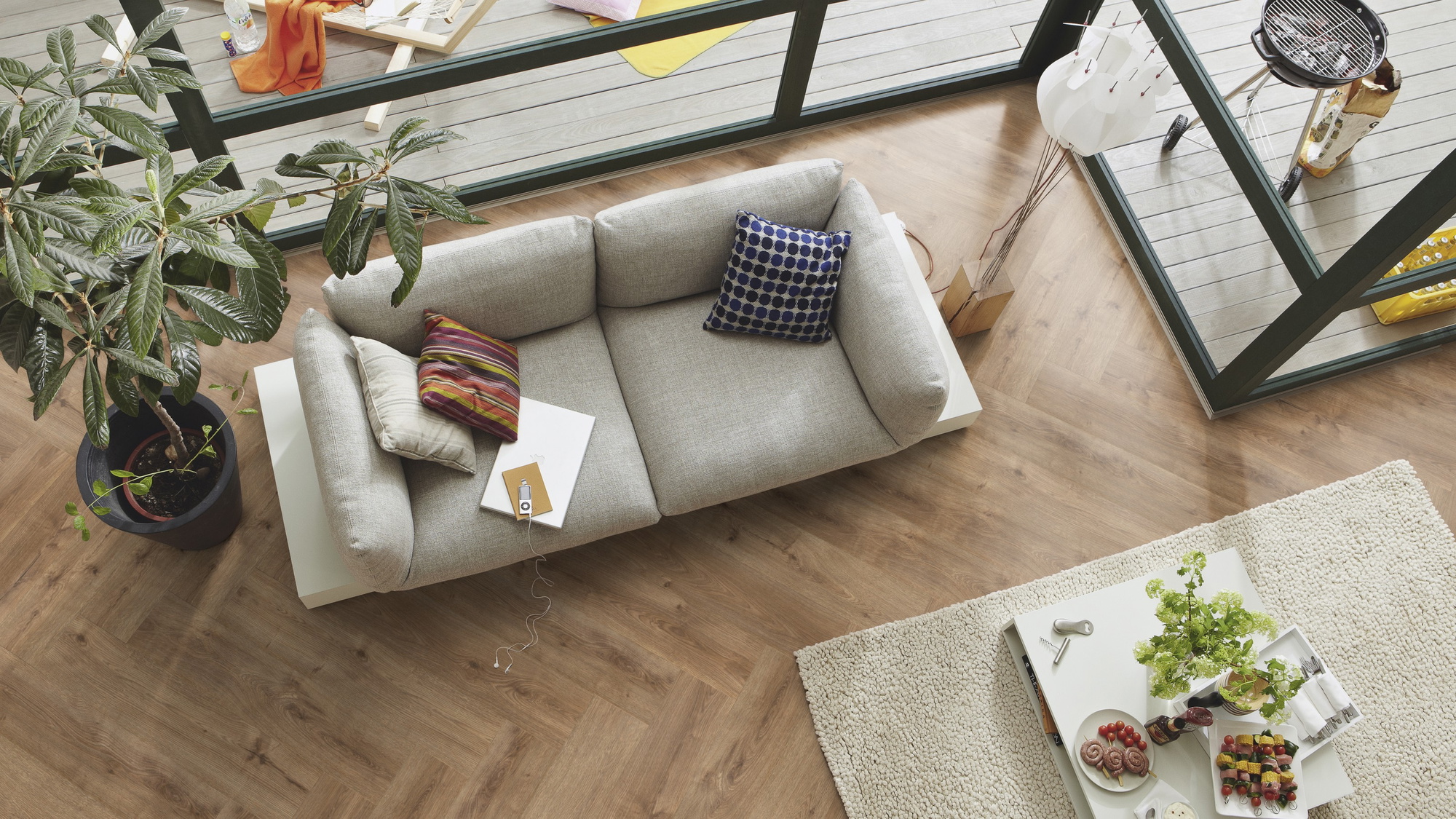 Milieubild Wohnzimmer im Wintergarten - Blick von oben - MEISTER Laminat LS 350 Eiche Bernstein Milieubild Wohnzimmer im Wintergarten - Blick von oben - MEISTER 600001-0840168-07002