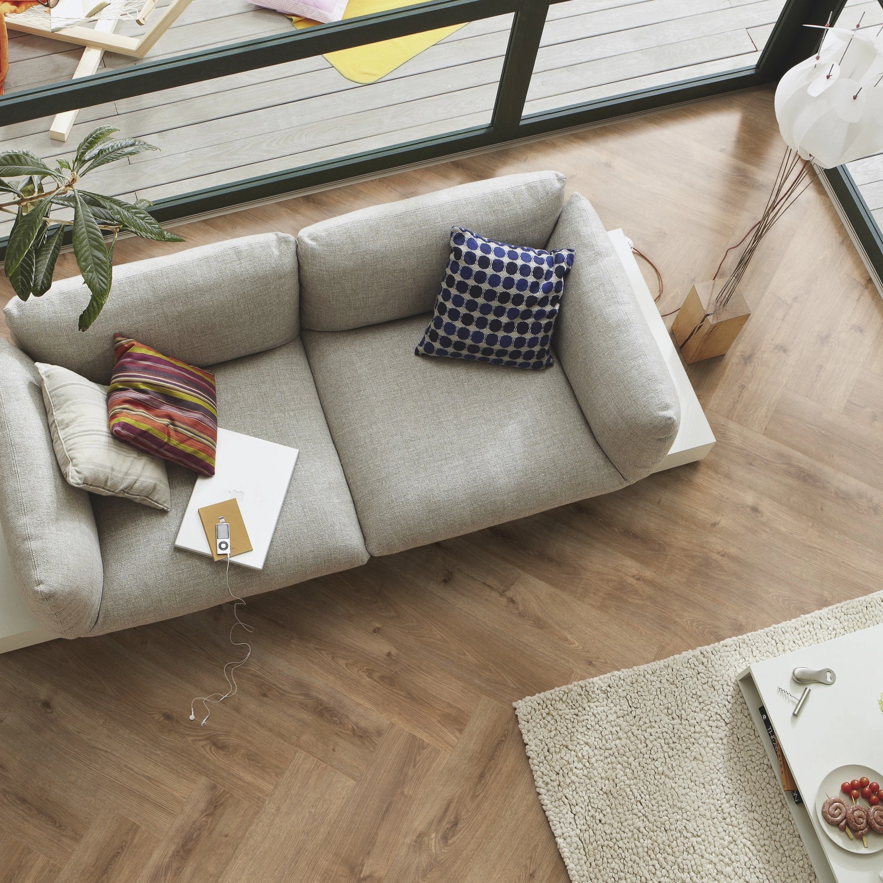 Milieubild Wohnzimmer im Wintergarten - Blick von oben - MEISTER Laminat LS 350 Eiche Bernstein Milieubild Wohnzimmer im Wintergarten - Blick von oben - MEISTER 600001-0840168-07002
