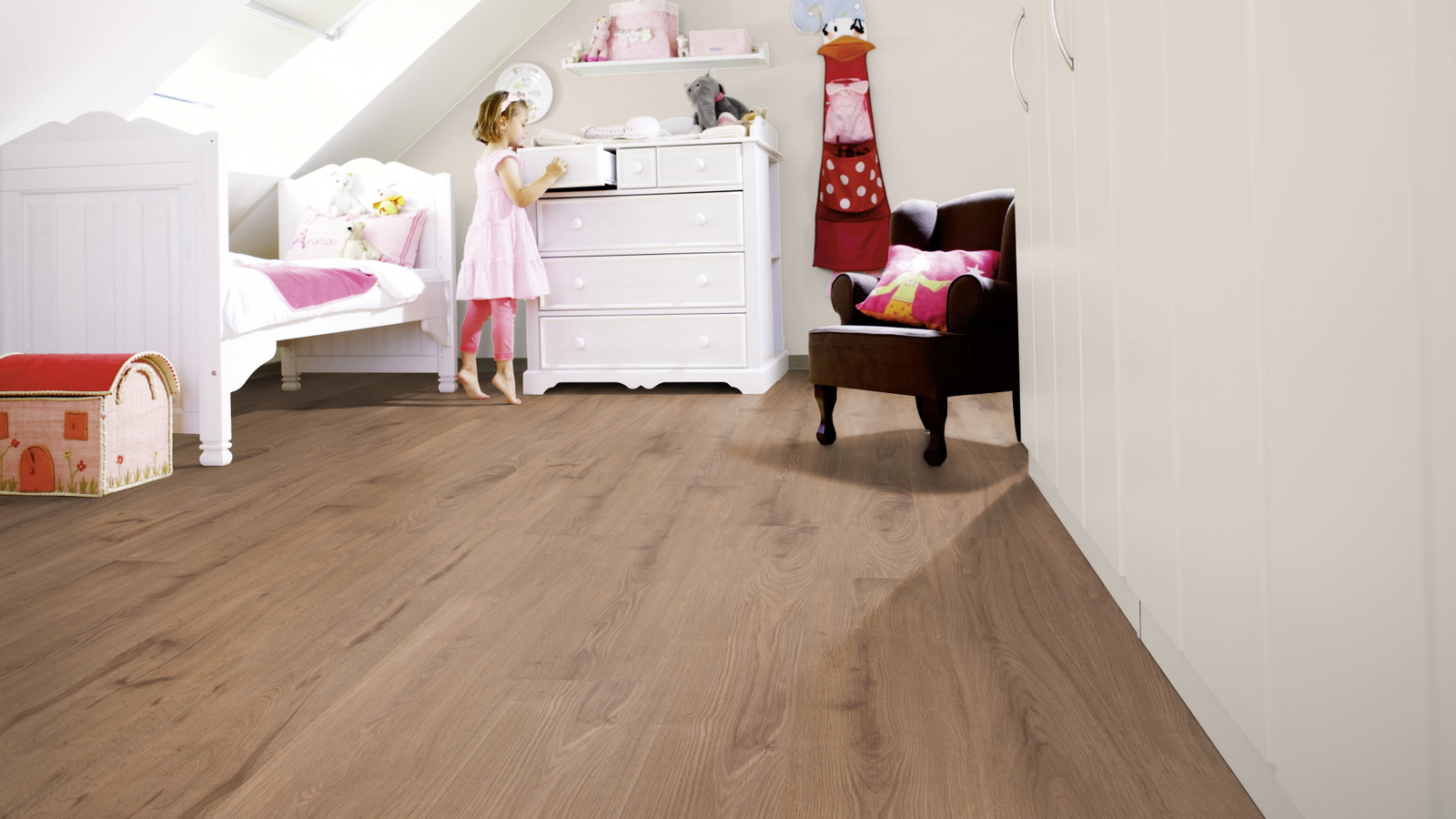 Milieubild Kinderzimmer mit weißer Kommode - wineo PL301R