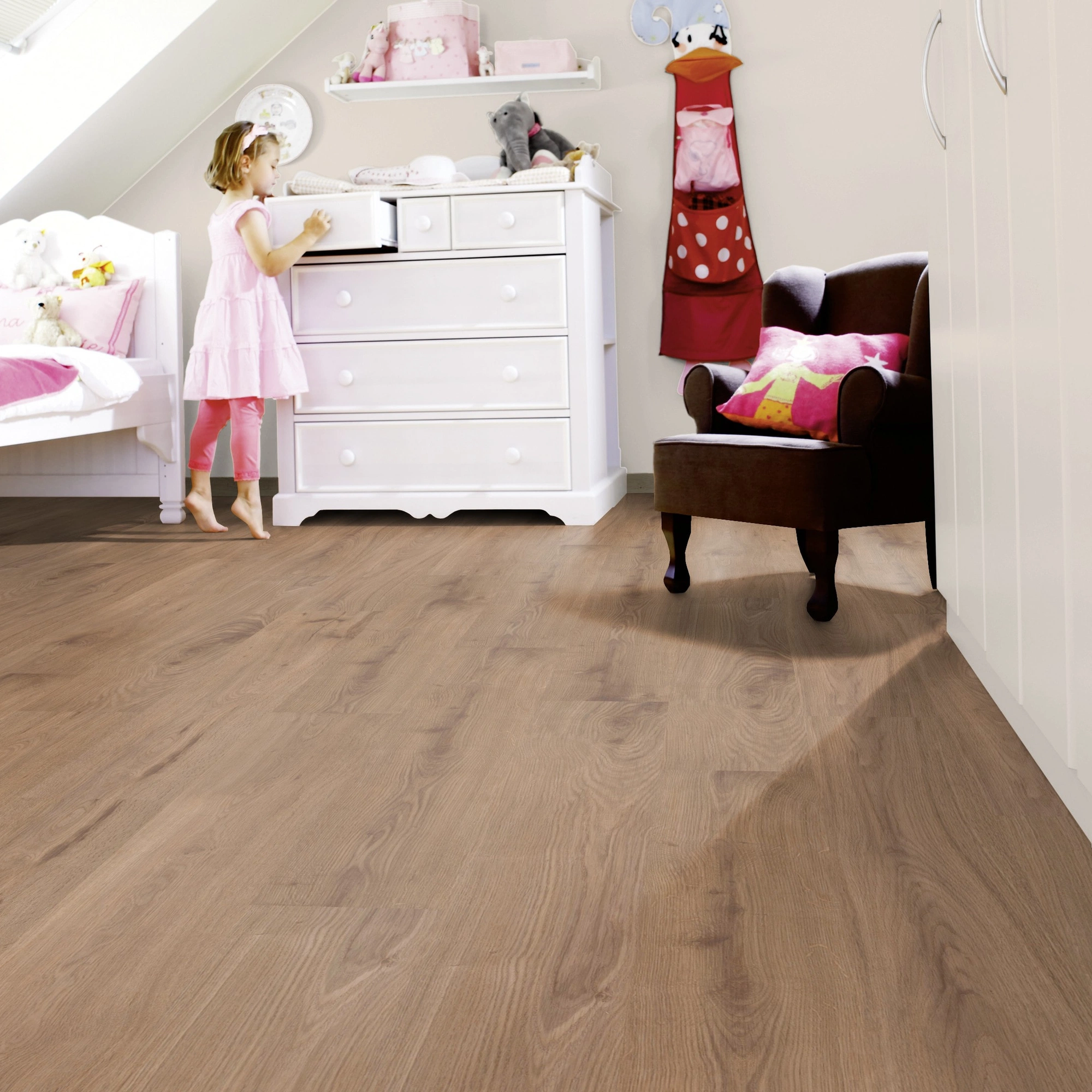 Milieubild Kinderzimmer mit weißer Kommode - wineo Klebe-Bioboden PURLINE wineo 1000 wood L Strong Oak Cinnamon Milieubild Kinderzimmer mit weißer Kommode - wineo PL301R