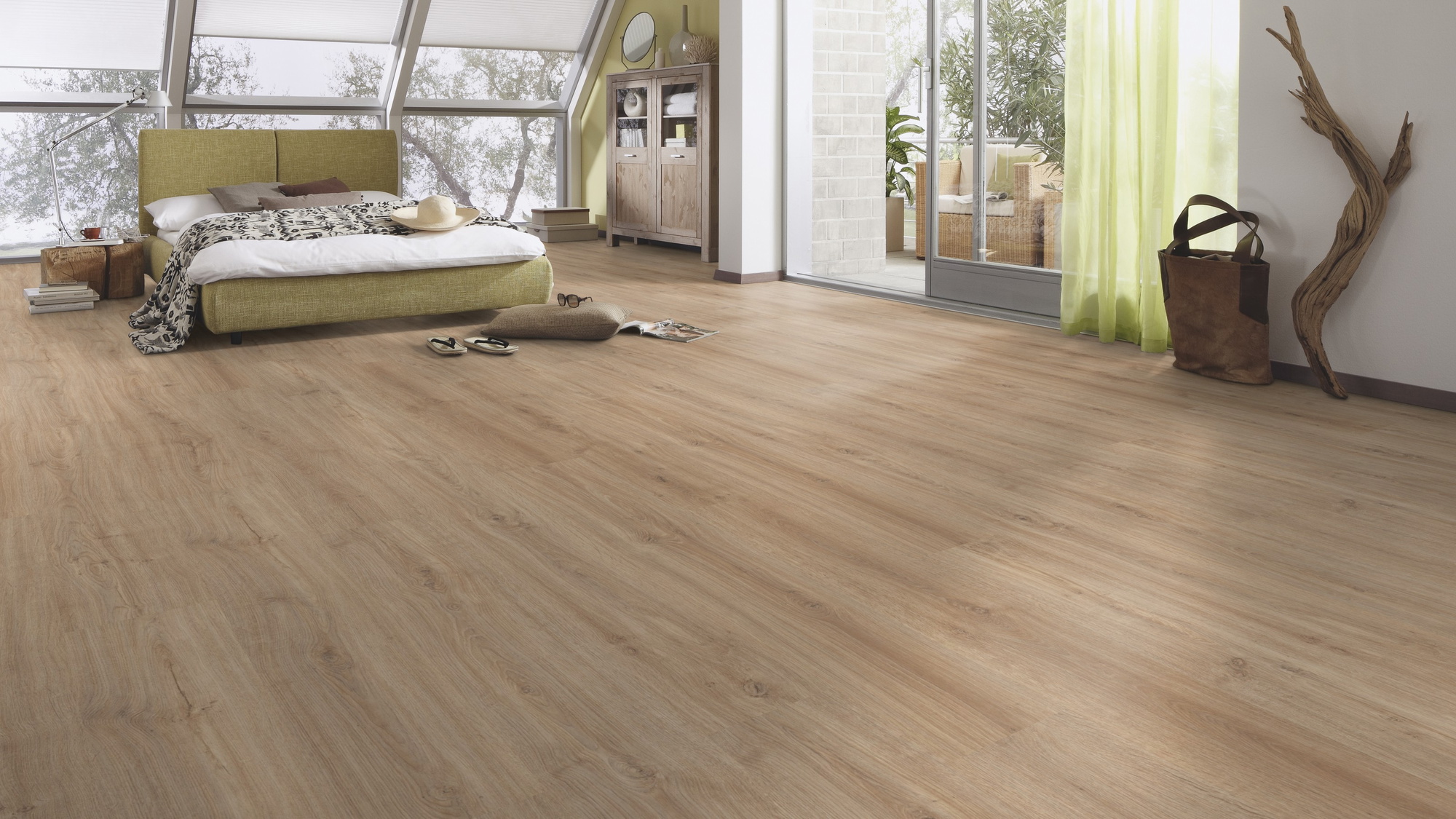 Milieubild Schlafzimmer im modernen Dachgeschoss - MEISTER Laminat LC 150 Eiche Casablanca Milieubild Schlafzimmer im modernen Dachgeschoss - MEISTER 600014-1288198-06414
