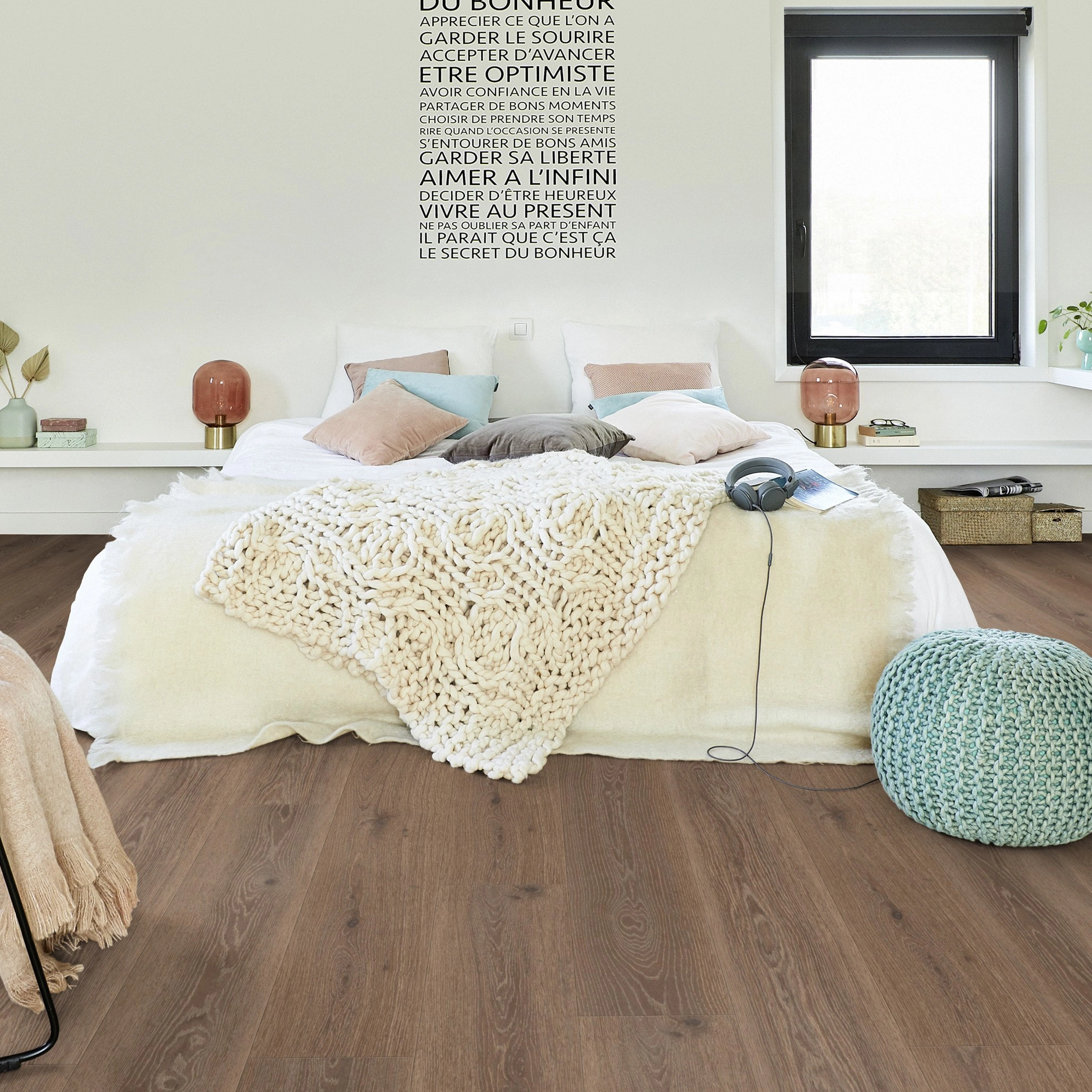 Milieubild Modernes Schlafzimmer - Bett mit Stuhl - Tarkett Klebe-Vinyl Essence 55 Tribe Oak Mocha Milieubild Modernes Schlafzimmer - Bett mit Stuhl - Tarkett 260053009