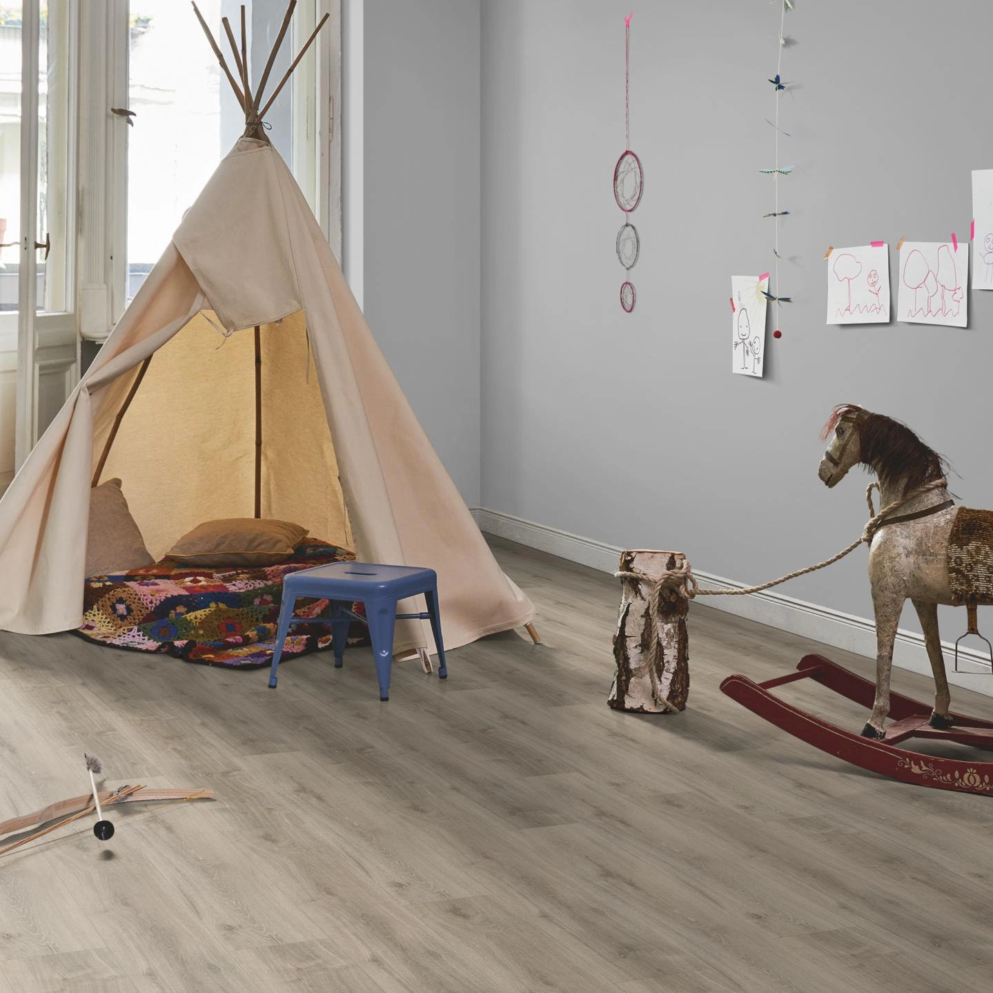 Milieubild Kinderzimmer in Stadtwohnung - Parador Rigid Klick-Vinyl Basic 5.3 Eiche grau geweißt Milieubild Kinderzimmer in Stadtwohnung - Parador 1743001