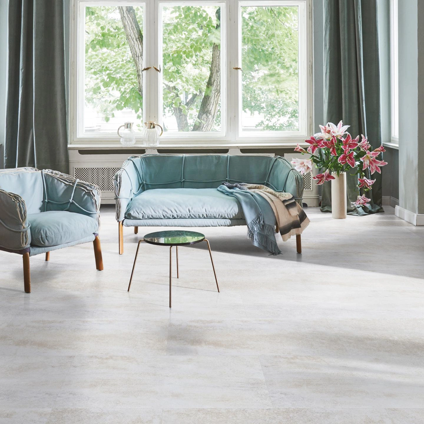 Milieubild Wohnzimmer in Stadtwohnung - Parador Klebe-Vinyl Trendtime 5 Dryback Dolomit weiß Milieubild Wohnzimmer in Stadtwohnung - Parador 1750856