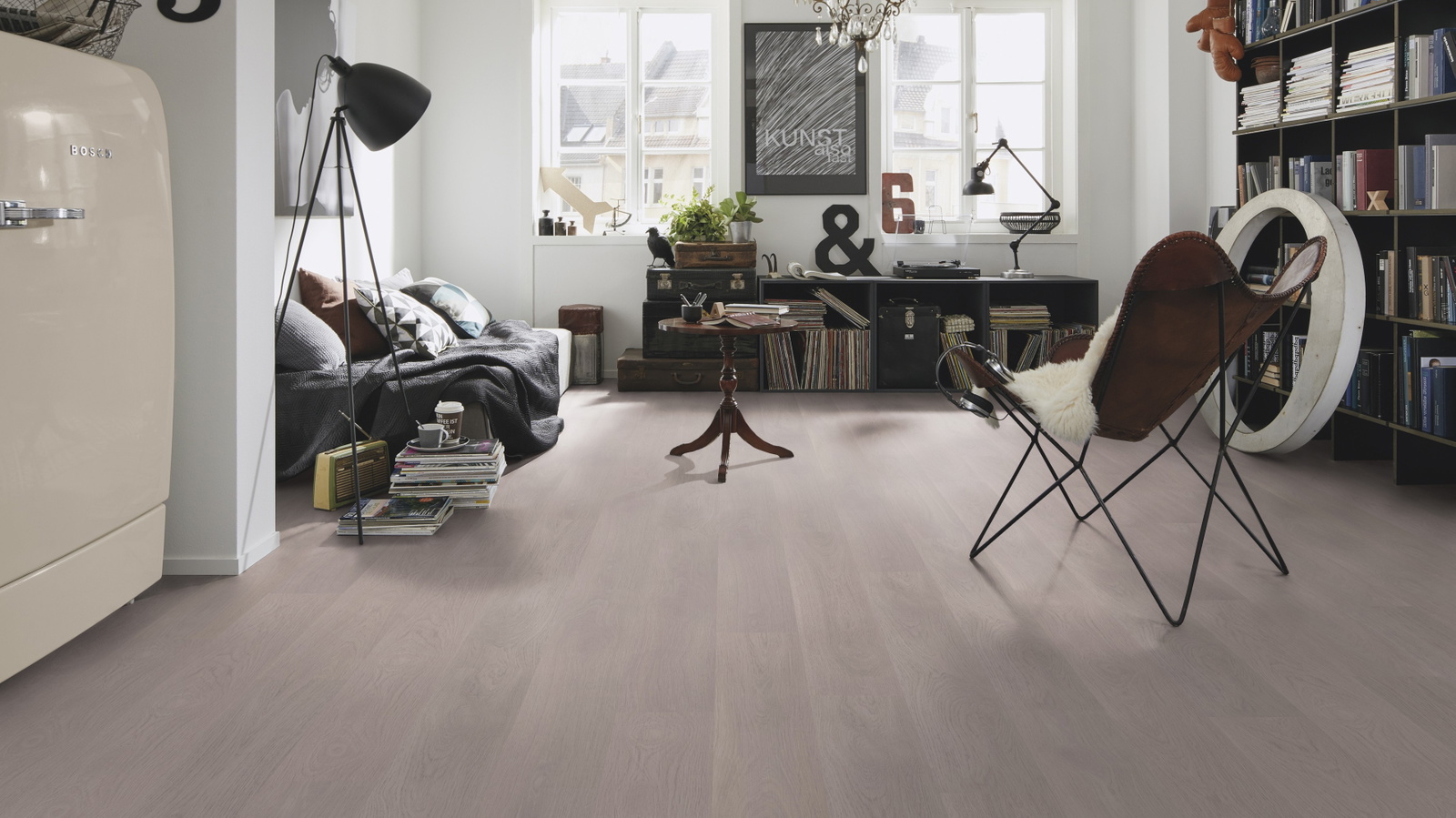 Milieubild Kompaktes Wohnzimmer mit Bücherregal - wineo PLC302R