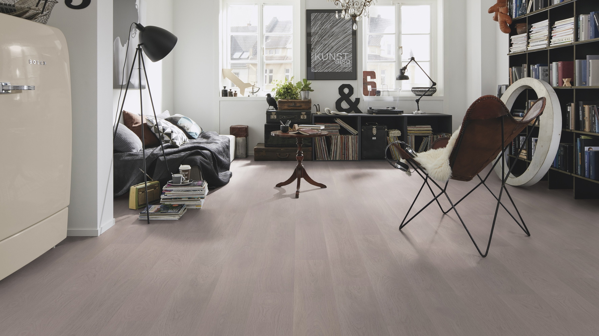 Milieubild Kompaktes Wohnzimmer mit Bücherregal - wineo PLC302R