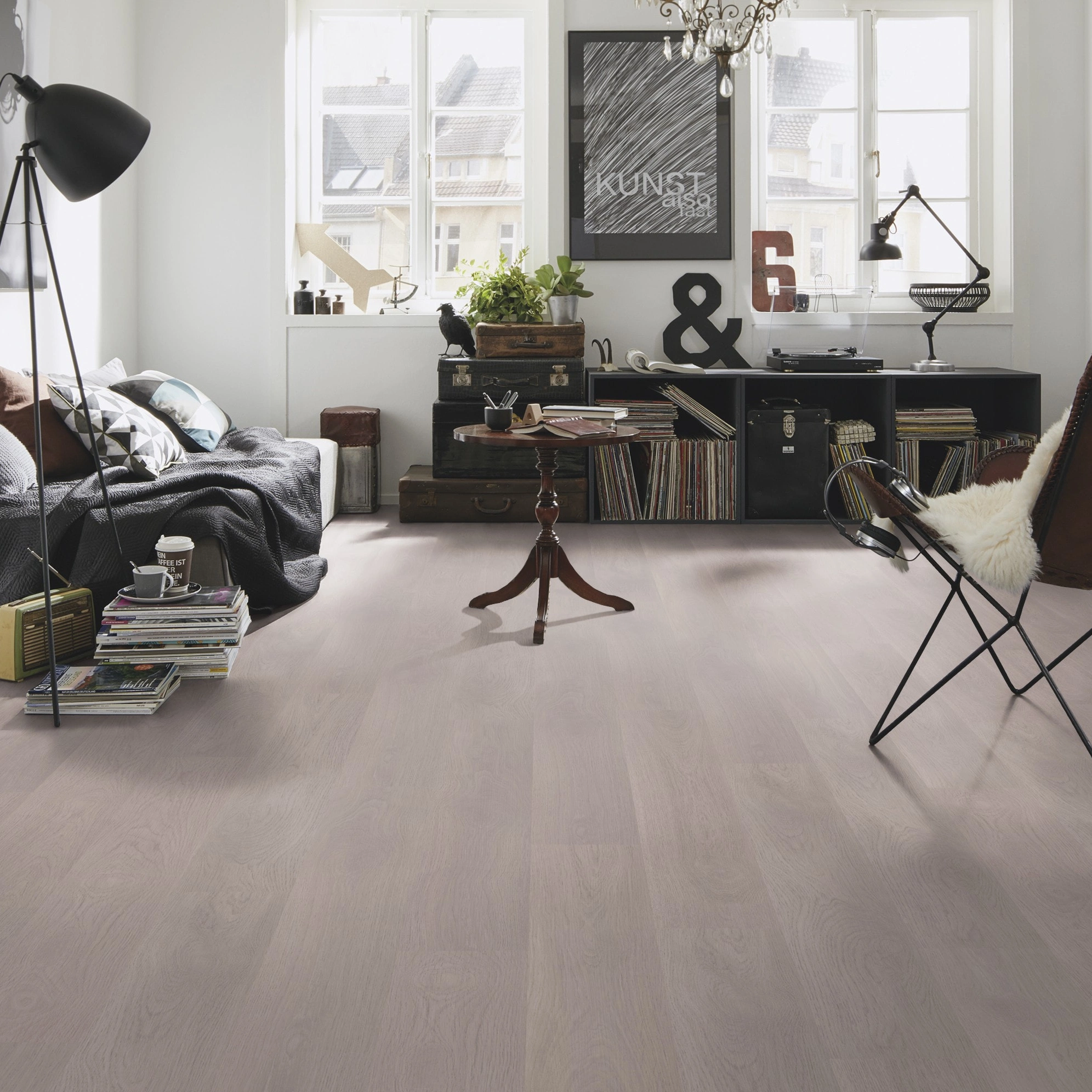 Milieubild Kompaktes Wohnzimmer mit Bücherregal - wineo Klick-Bioboden PURLINE wineo 1000 wood L Soft Oak Silver Milieubild Kompaktes Wohnzimmer mit Bücherregal - wineo PLC302R