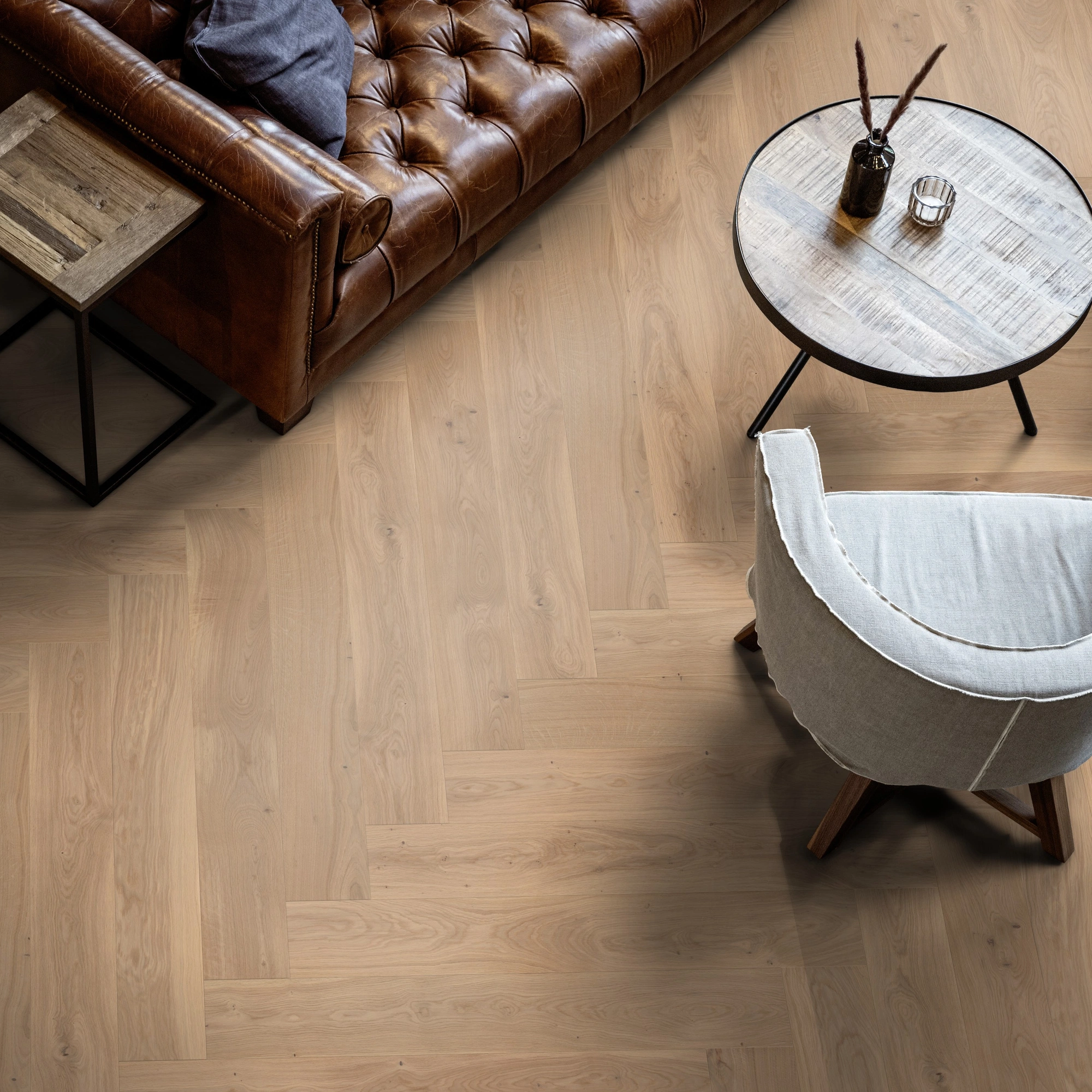 Milieubild Wohnzimmer mit Ledersofa - Blick von oben - ter Hürne Parkett Herringbone Collection Eiche Ameland Milieubild Wohnzimmer mit Ledersofa - Blick von oben - ter Hürne 1101312520