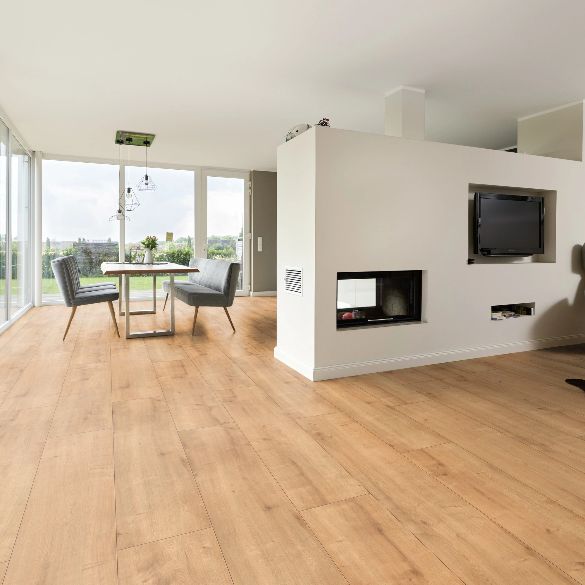 Milieubild Wohnzimmer mit Essbereich und Kamin - ter Hürne Laminat Trend Edition Eiche Boho Milieubild Wohnzimmer mit Essbereich und Kamin - ter Hürne 1101021822