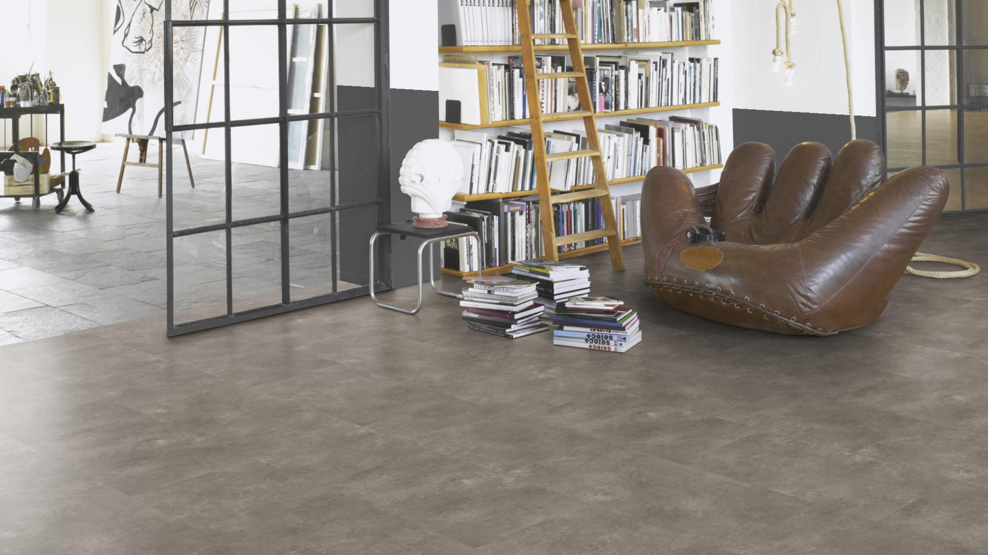 Milieubild Modernes Wohnzimmer mit Atelier - Parador Klebe-Vinyl Trendtime 5 Dryback Stein Trafalgar dunkelgrau Milieubild Modernes Wohnzimmer mit Atelier - Parador 1750857
