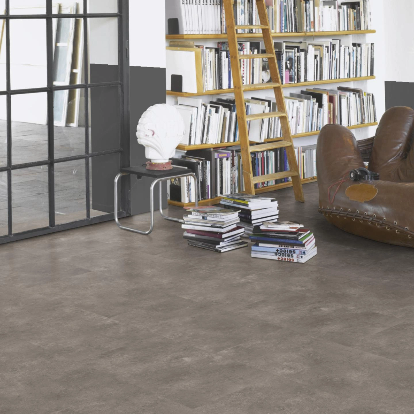 Milieubild Modernes Wohnzimmer mit Atelier - Parador Klebe-Vinyl Trendtime 5 Dryback Stein Trafalgar dunkelgrau Milieubild Modernes Wohnzimmer mit Atelier - Parador 1750857