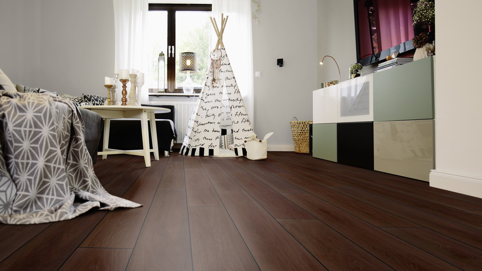 Milieubild Wohnzimmer mit Sideboard und Fernseher - wineo MLP307R