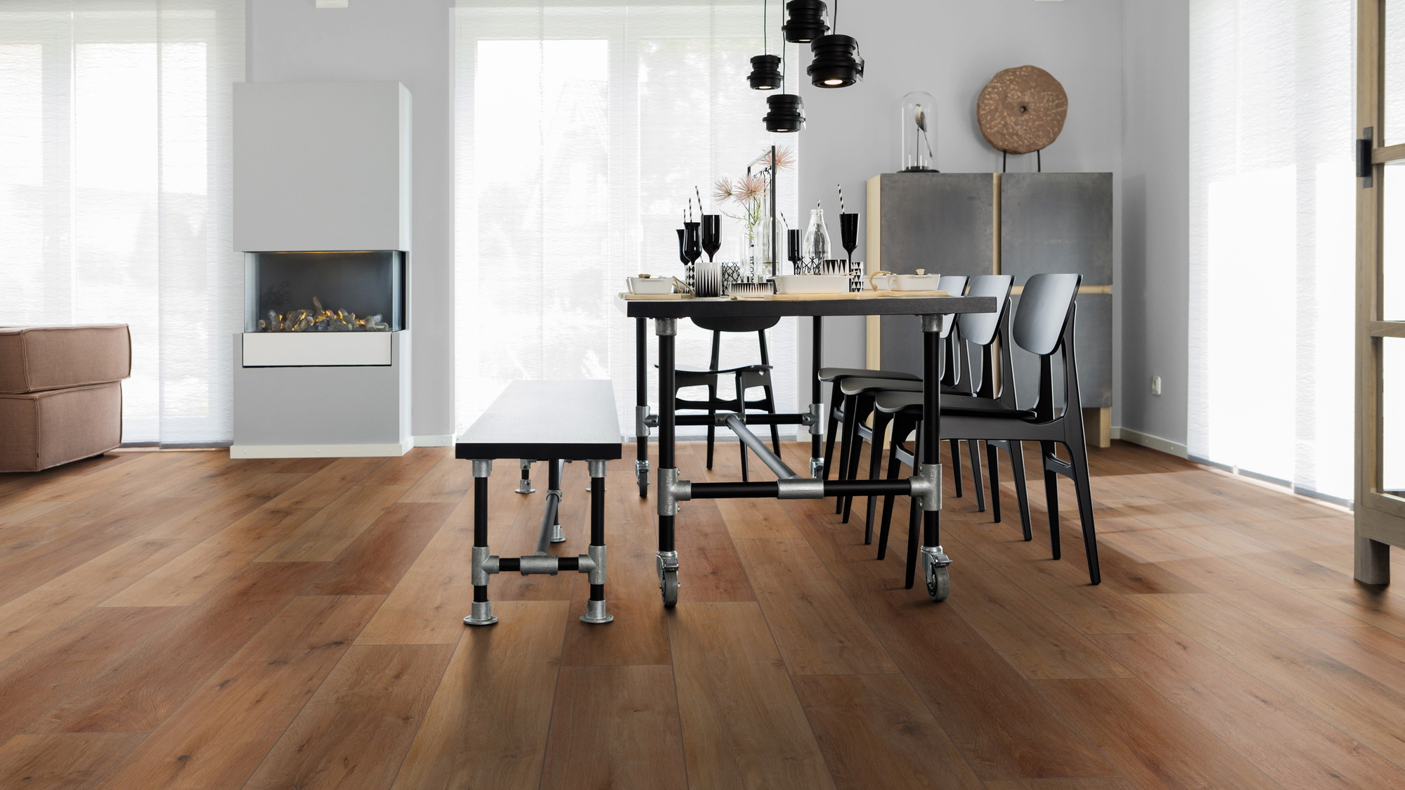 Milieubild Esszimmer mit Kamin - wineo HDF Klick-Bioboden PURLINE wineo 1000 wood XL Rustic Oak Nougat Milieubild Esszimmer mit Kamin - wineo MLP315R