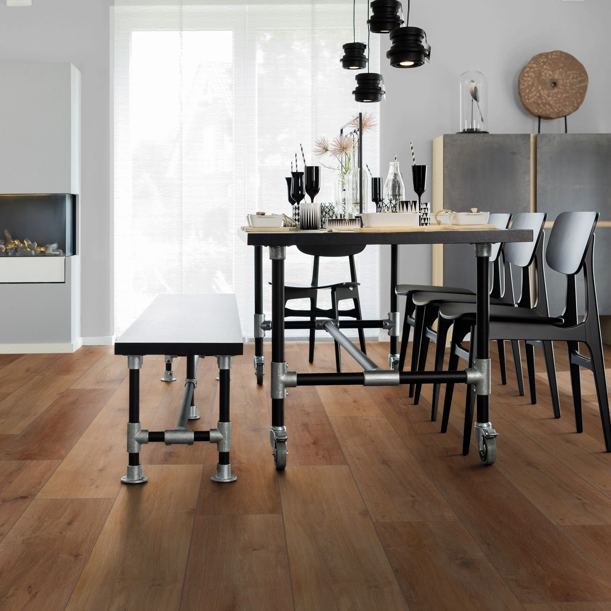 Milieubild Esszimmer mit Kamin - wineo HDF Klick-Bioboden PURLINE wineo 1000 wood XL Rustic Oak Nougat Milieubild Esszimmer mit Kamin - wineo MLP315R