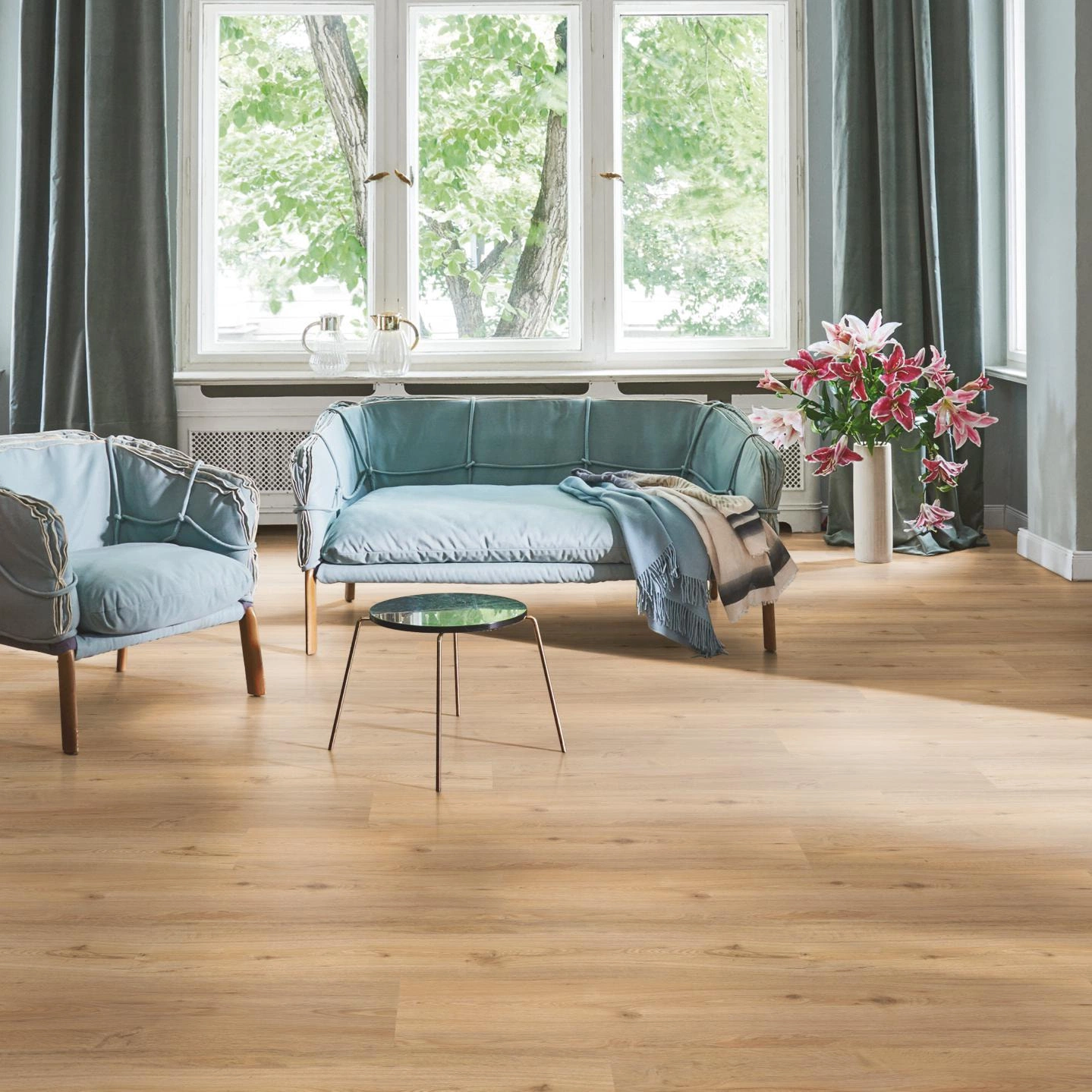 Milieubild Wohnzimmer in Stadtwohnung - Parador HDF Klick-Vinyl Basic 30 Eiche natur Milieubild Wohnzimmer in Stadtwohnung - Parador 1649299