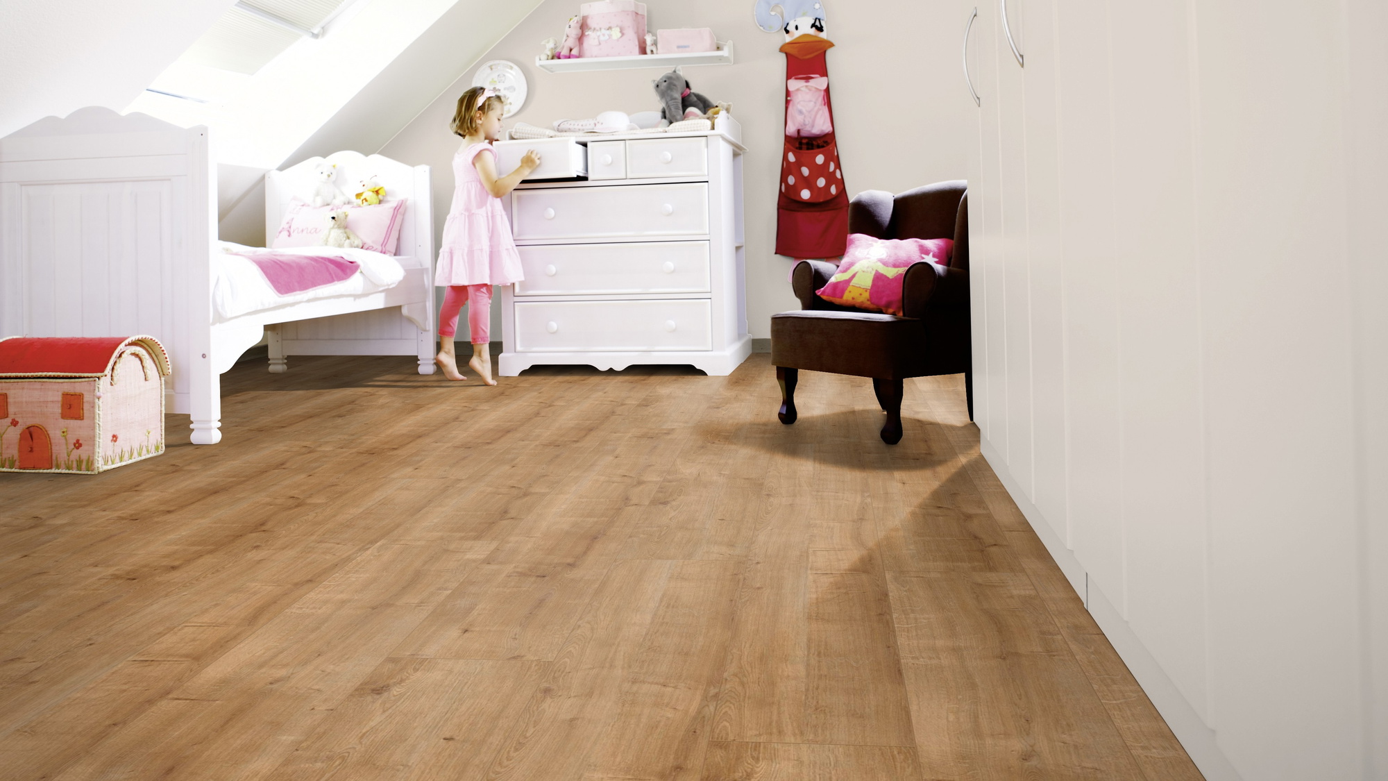 Milieubild Kinderzimmer mit weißer Kommode - wineo HDF Klick-Bioboden PURLINE wineo 1200 wood XXL Hello Martha Milieubild Kinderzimmer mit weißer Kommode - wineo MLP076R