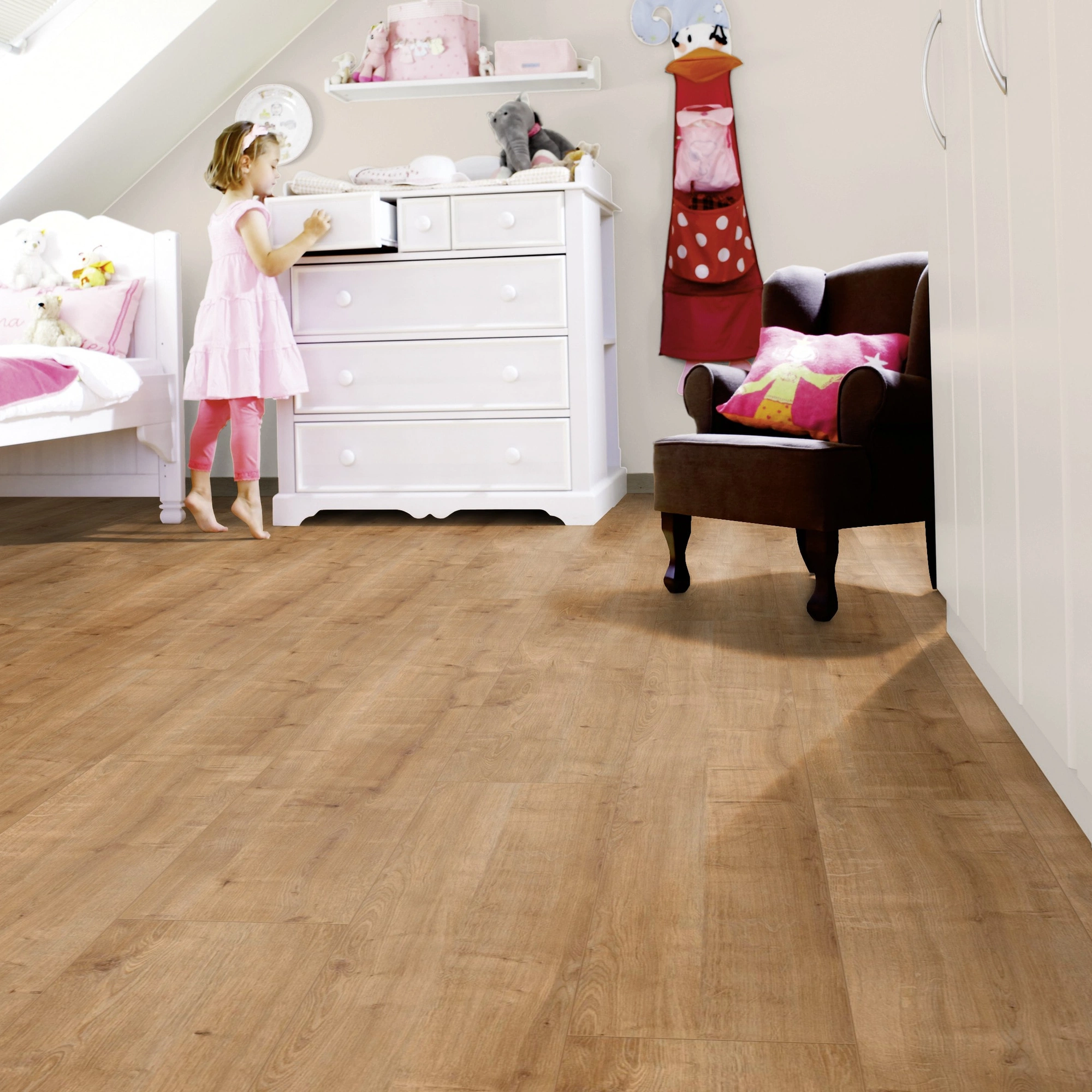 Milieubild Kinderzimmer mit weißer Kommode - wineo HDF Klick-Bioboden PURLINE wineo 1200 wood XXL Hello Martha Milieubild Kinderzimmer mit weißer Kommode - wineo MLP076R