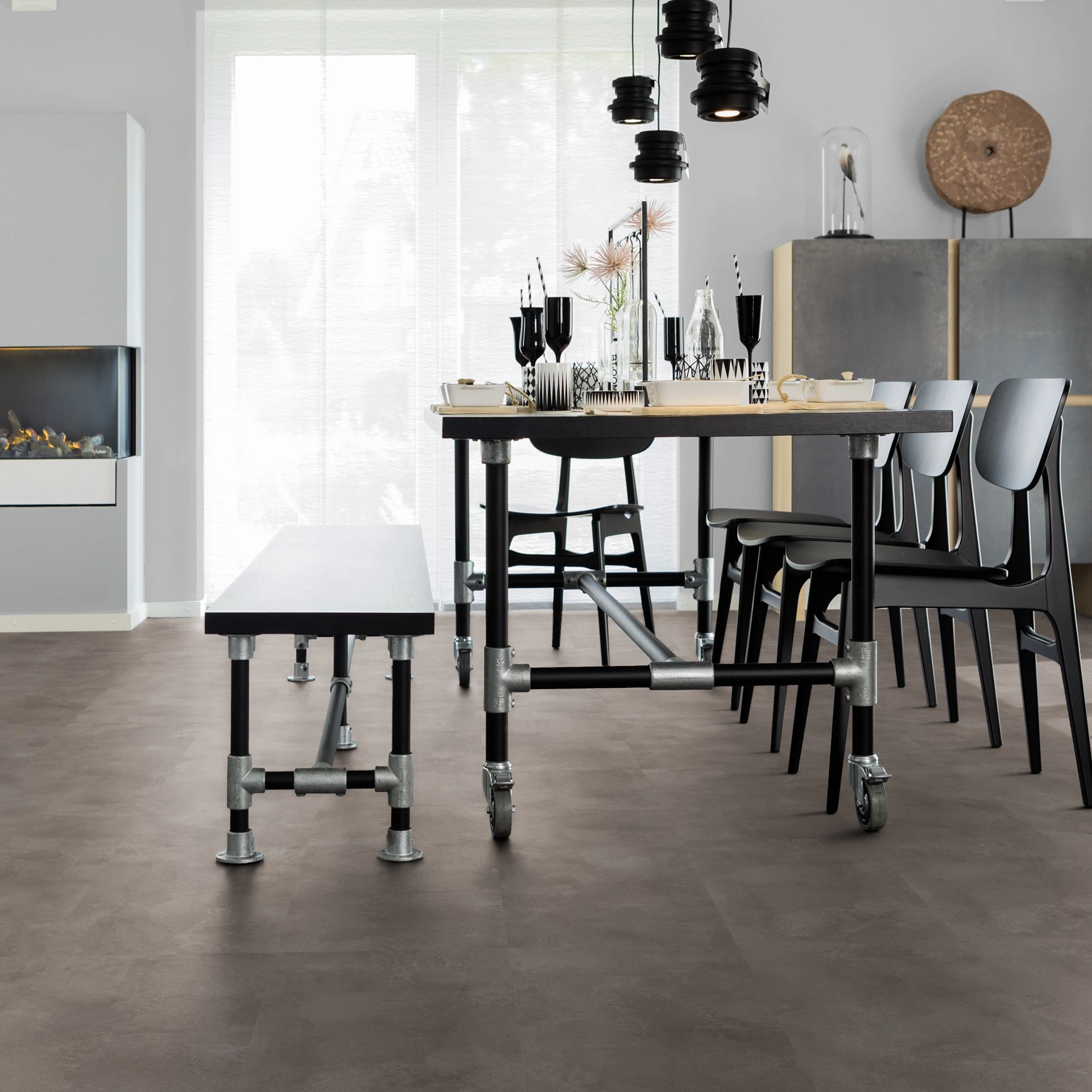 Milieubild Esszimmer mit Kamin - wineo Klebe-Bioboden PURLINE wineo 1000 stone L Urban Concrete Smoke Milieubild Esszimmer mit Kamin - wineo PL318R