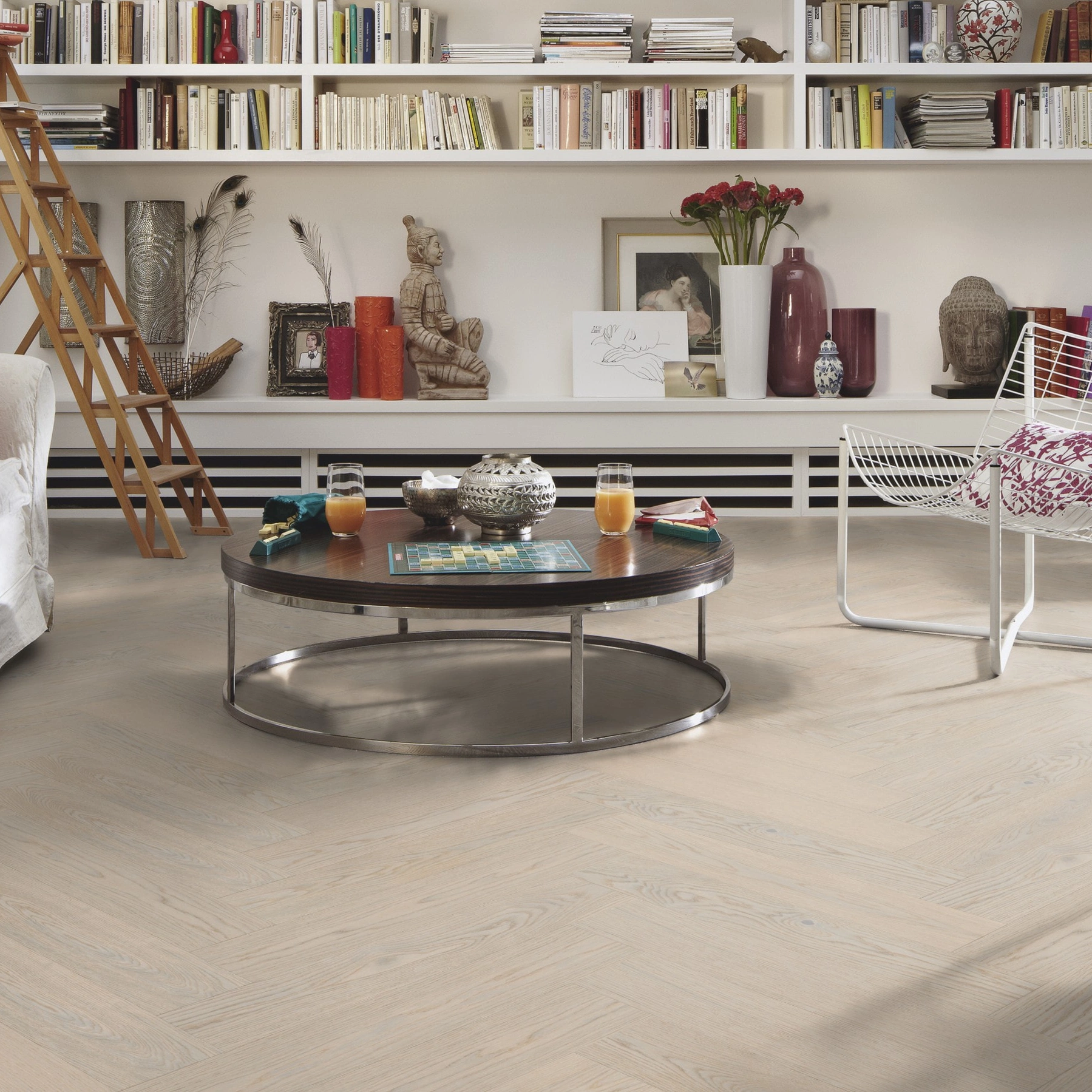 Milieubild Wohnzimmer mit großem Bücherregal - MEISTER Holzboden HS 500 Lindura Eiche classic arcticweiß Milieubild Wohnzimmer mit großem Bücherregal - MEISTER 500010-0700140-08927