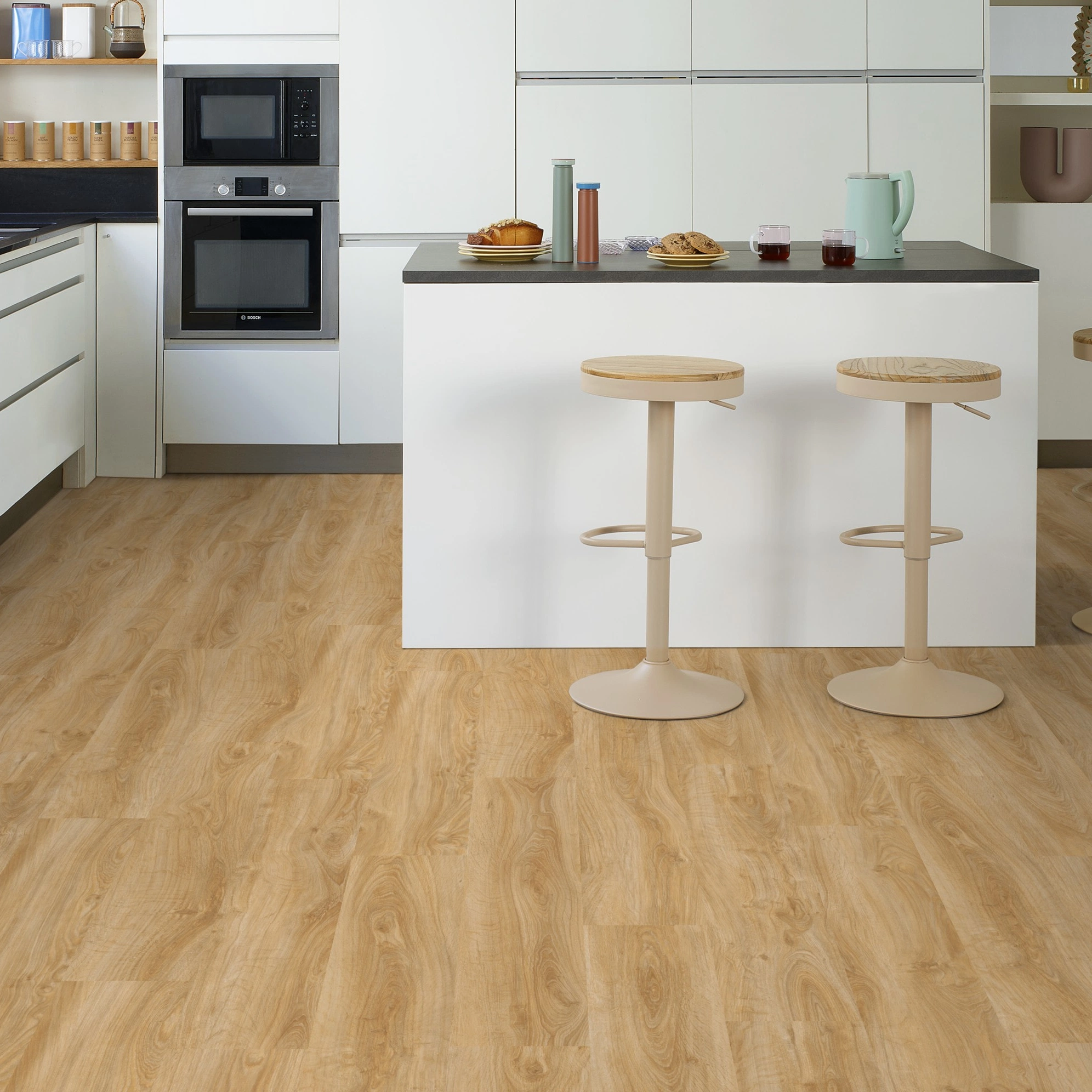 Milieubild Moderne Küche mit Küchenblock - Tarkett Klebe-Vinyl iD Inspiration 30 CLASSICS English Oak Classical Milieubild Moderne Küche mit Küchenblock - Tarkett 24524008