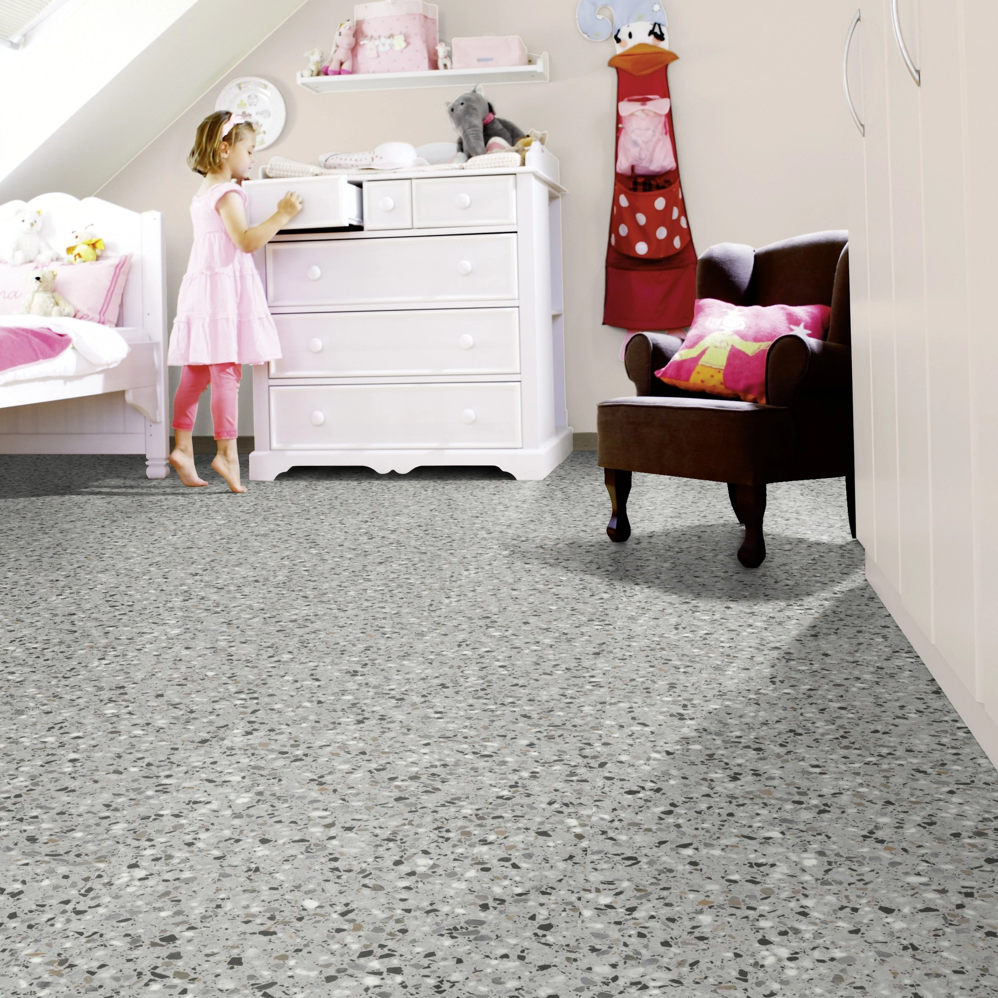 Milieubild Kinderzimmer mit weißer Kommode - wineo Klebe-Bioboden PURLINE wineo 1500 stone XL Venice Terrazzo Grey Milieubild Kinderzimmer mit weißer Kommode - wineo PL15413SXL