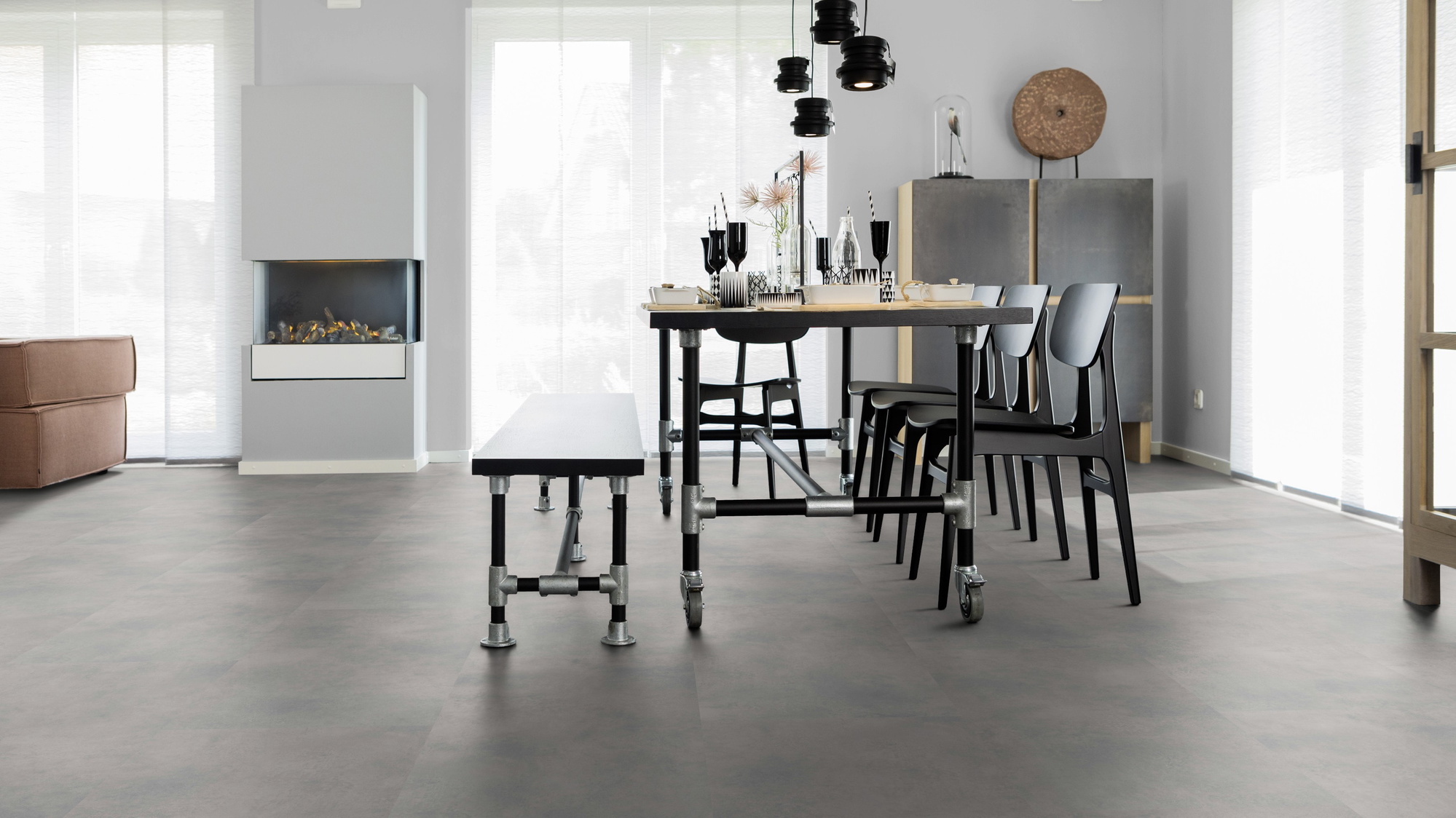 Milieubild Esszimmer mit Kamin - wineo Klebe-Bioboden PURLINE wineo 1500 stone XL Loft Concrete Grey Milieubild Esszimmer mit Kamin - wineo PL15401SXL