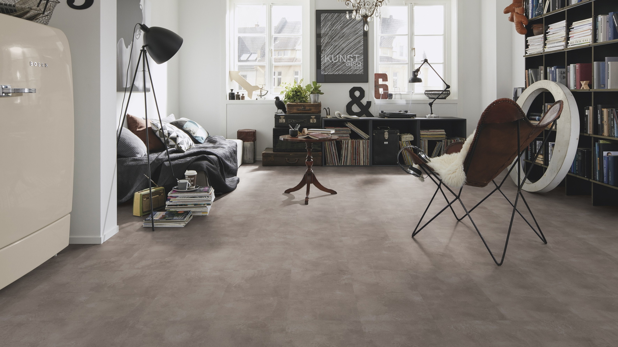 Milieubild Kompaktes Wohnzimmer mit Bücherregal - wineo HDF Klick-Bioboden PURLINE wineo 1000 stone L Urban Concrete Smoke Milieubild Kompaktes Wohnzimmer mit Bücherregal - wineo MLP318R