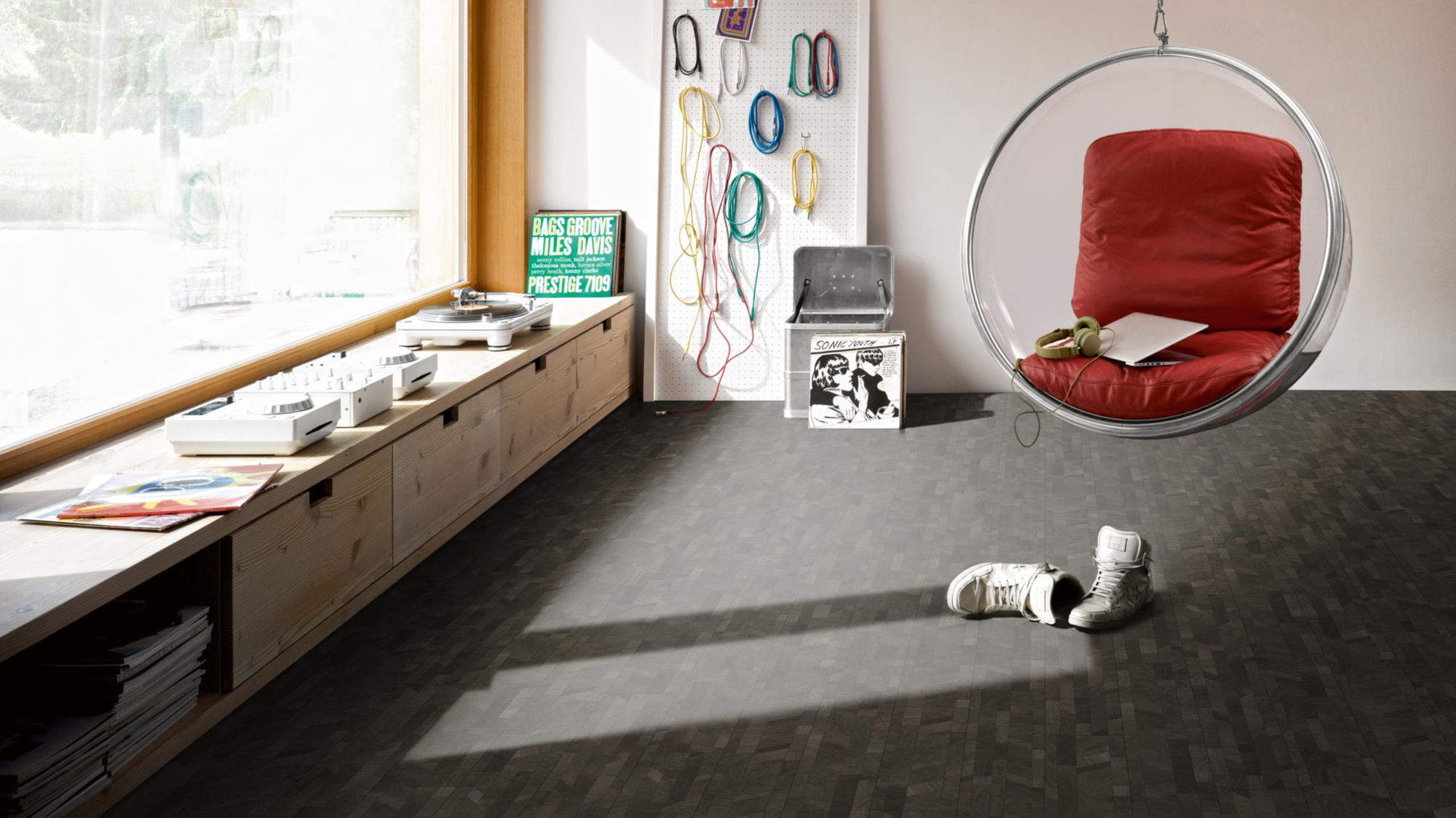 Milieubild Musikzimmer mit Plattenspieler - Parador HDF Klick-Designboden Modular ONE Cross Cut black Milieubild Musikzimmer mit Plattenspieler - Parador 1744553