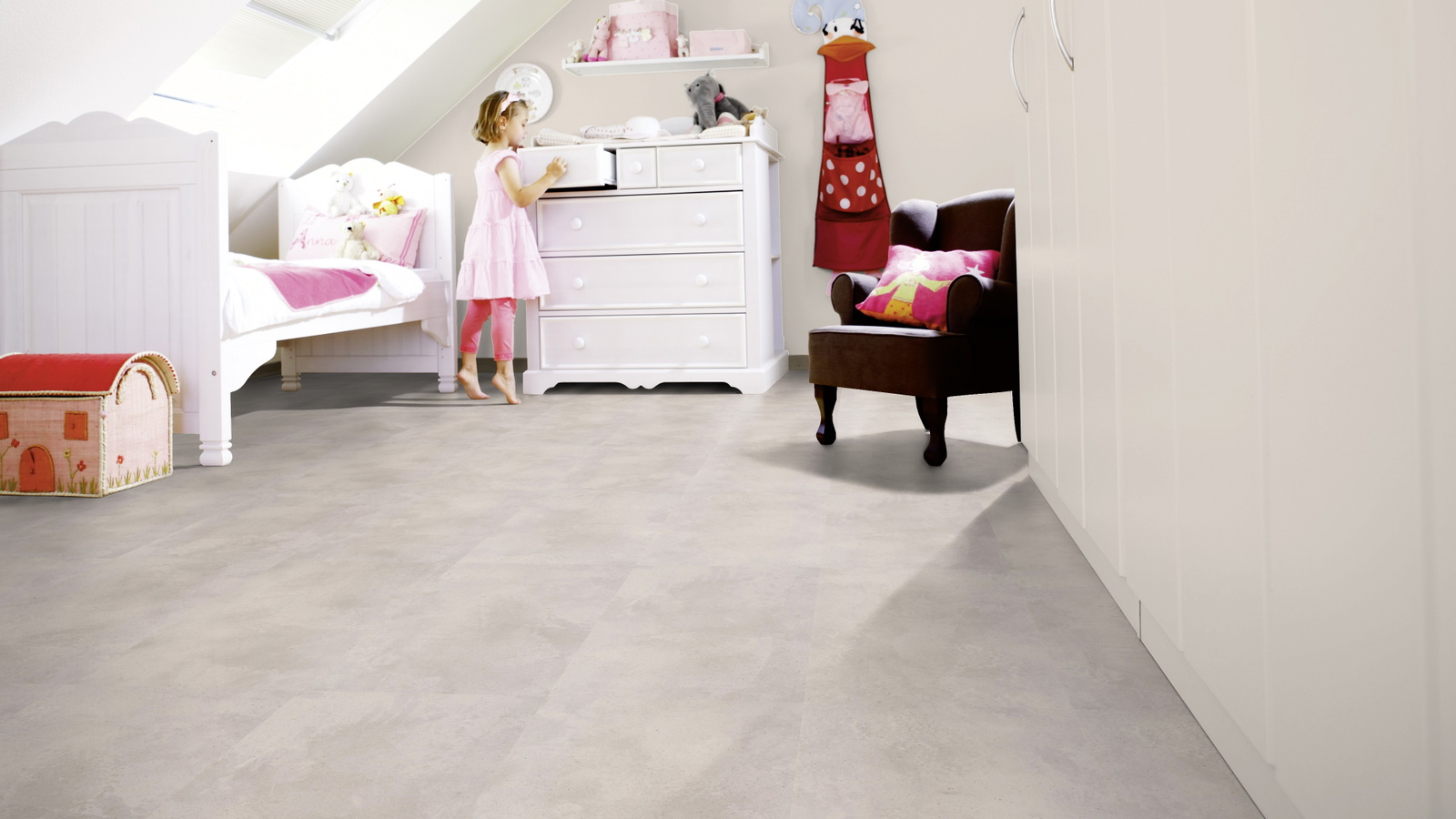 Milieubild Kinderzimmer mit weißer Kommode - wineo PL317R