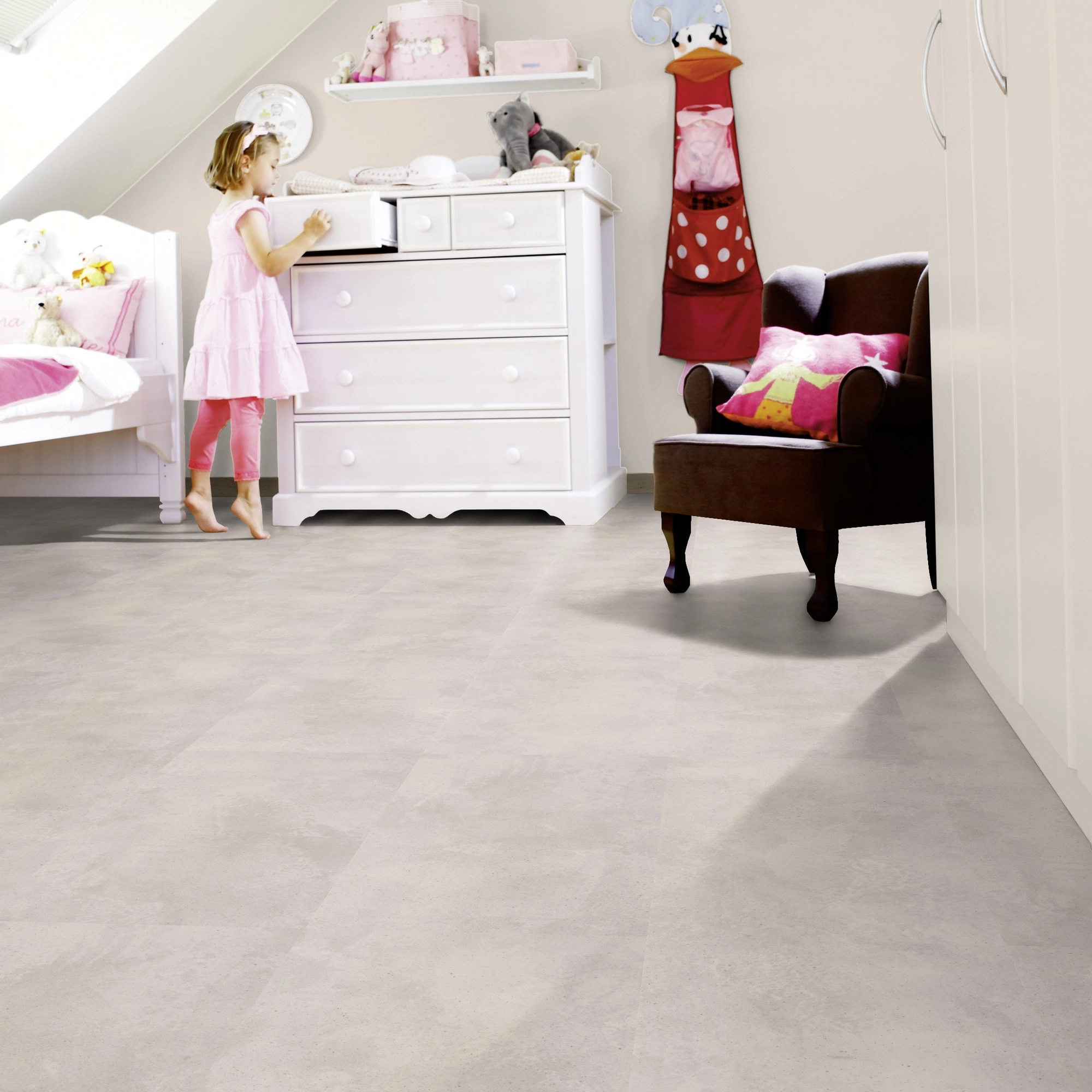 Milieubild Kinderzimmer mit weißer Kommode - wineo Klebe-Bioboden PURLINE wineo 1000 stone L Urban Concrete Light Milieubild Kinderzimmer mit weißer Kommode - wineo PL317R