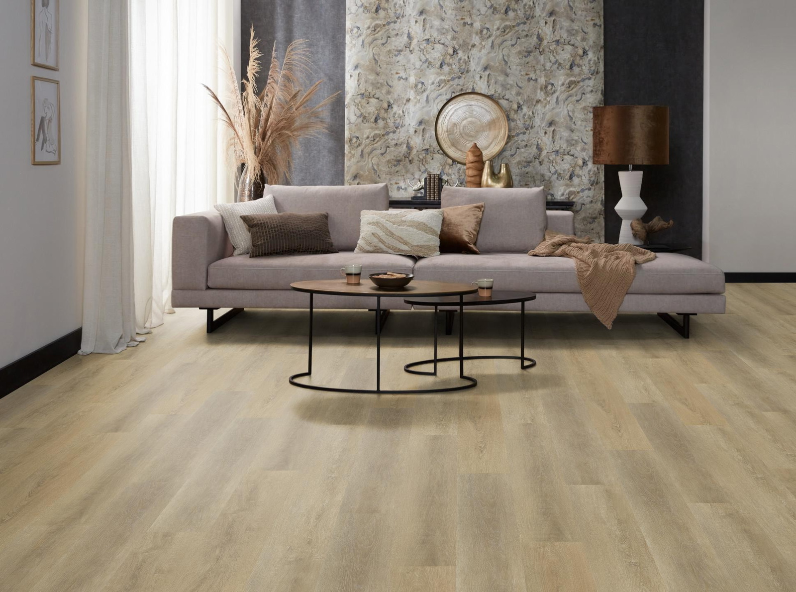 Milieubild Modernes, freundliches Wohnzimmer mit Sofa und Wandtapete - nexflor NXF-60030-015