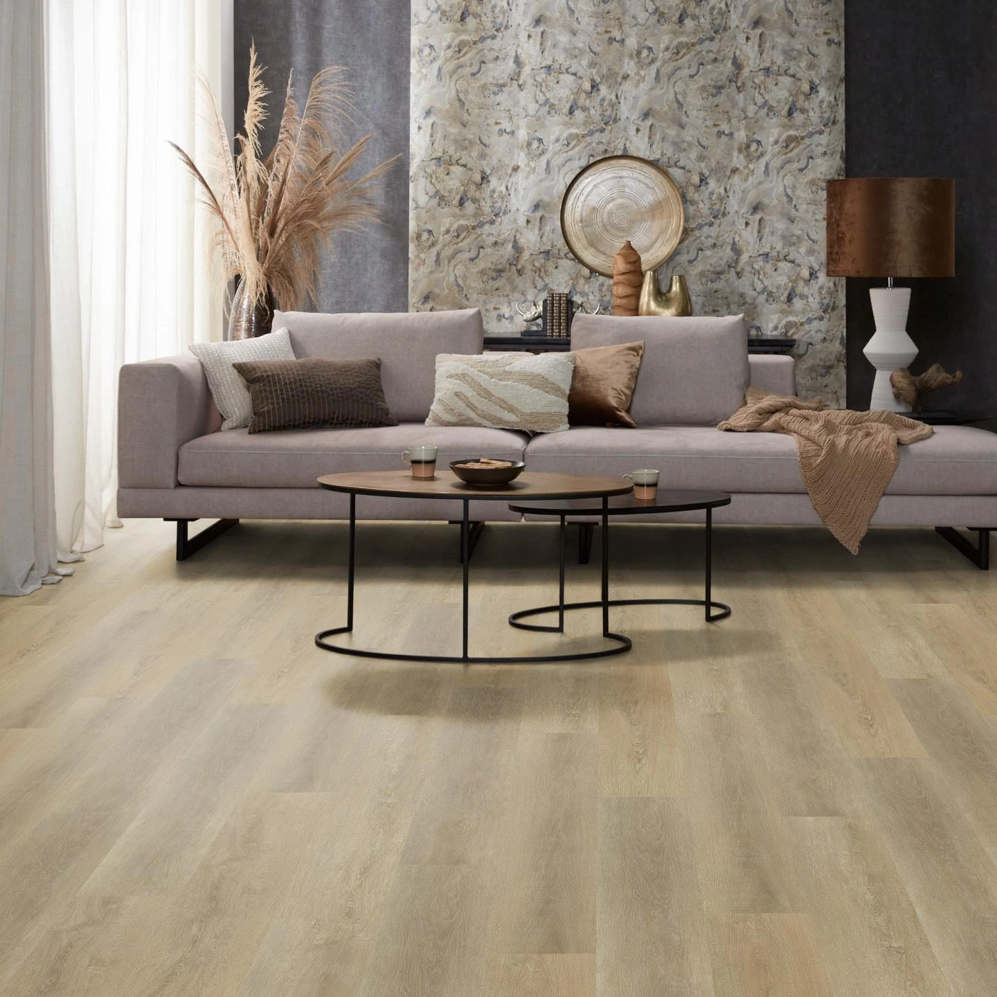 Milieubild Modernes, freundliches Wohnzimmer mit Sofa und Wandtapete - nexflor Rigid Klick-Vinyl Apollo Click Collection Samos Oak Milieubild Modernes, freundliches Wohnzimmer mit Sofa und Wandtapete - nexflor NXF-60030-015
