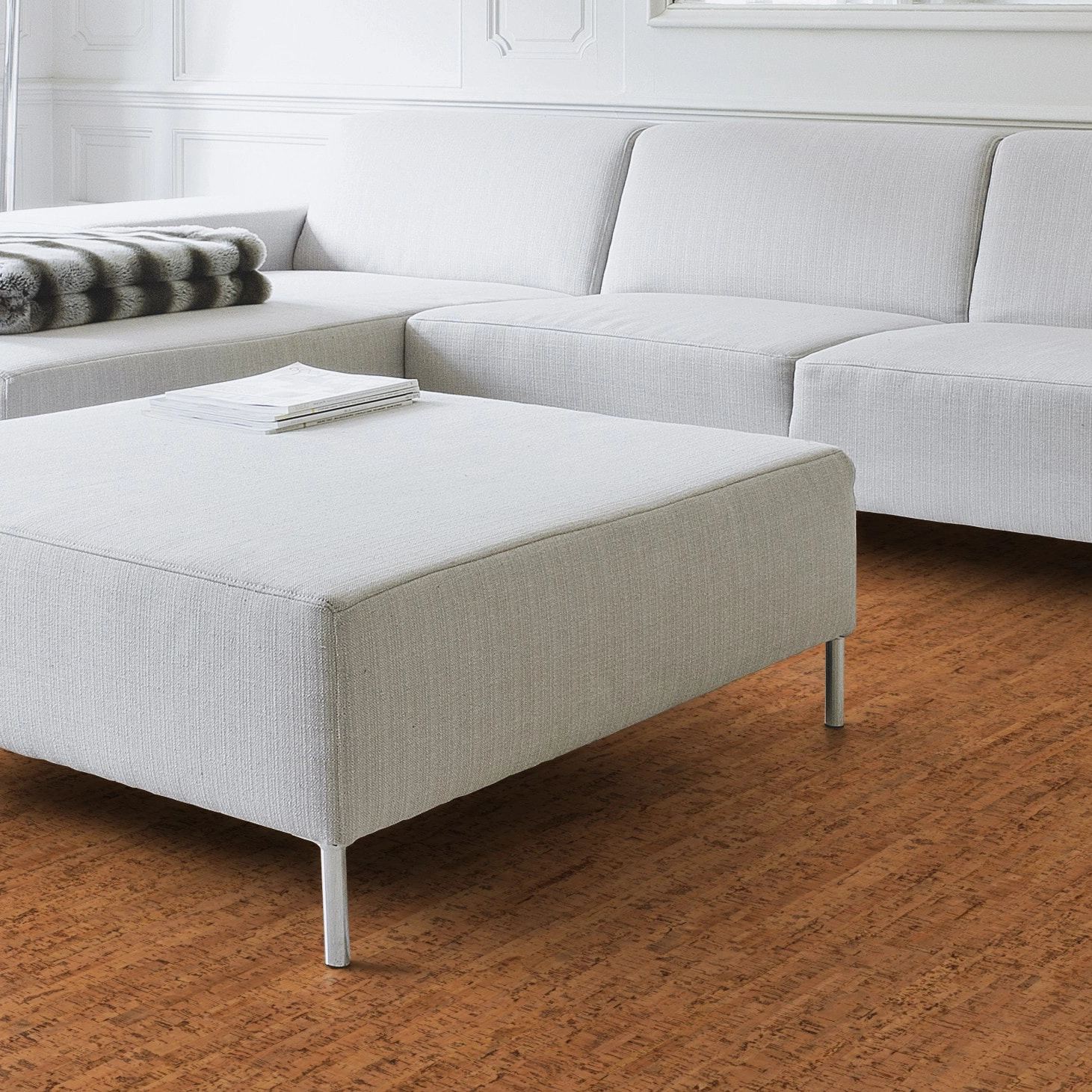 Milieubild Wohnzimmer mit Couch - Nahansicht - Wicanders Wise HDF Klick-Korkboden cork Go Attraction Milieubild Wohnzimmer mit Couch - Nahansicht - Wicanders Wise 80001640