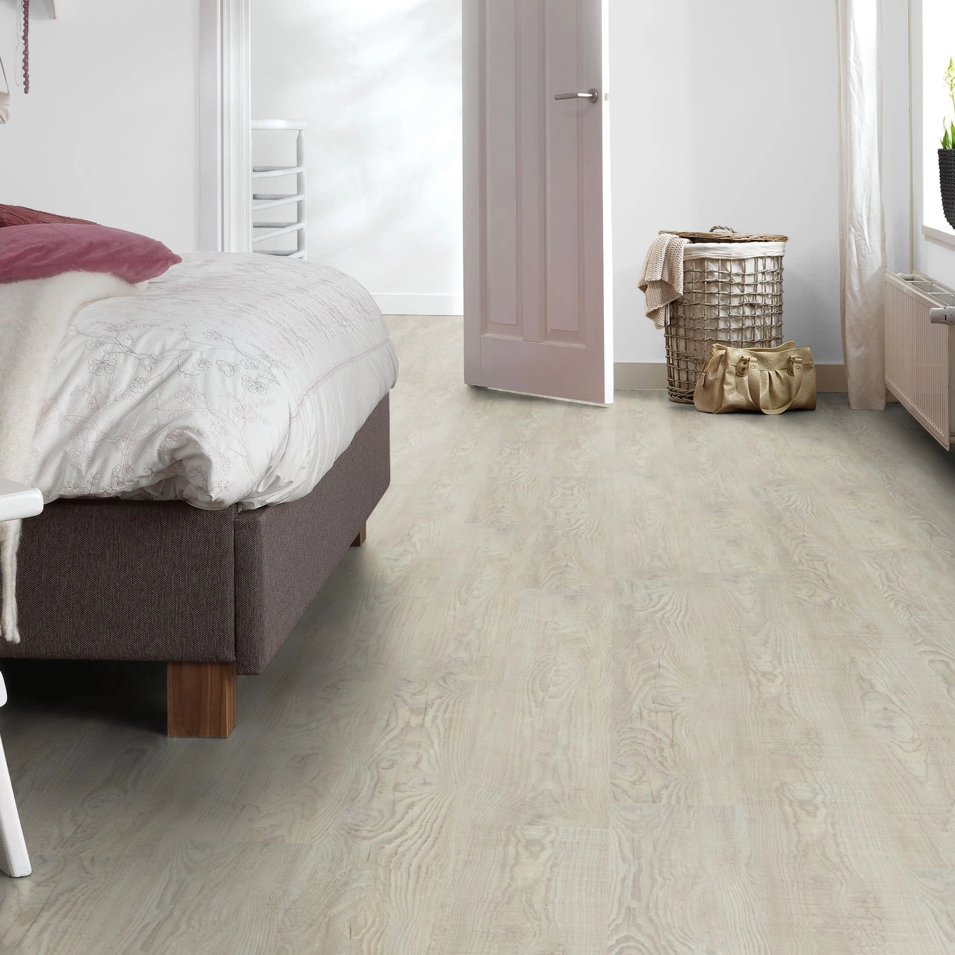Milieubild Schlafzimmer mit Hocker - Forbo Flooring Klebe-Vinyl Enduro Dryback Wood White Pine Milieubild Schlafzimmer mit Hocker - Forbo Flooring 217633