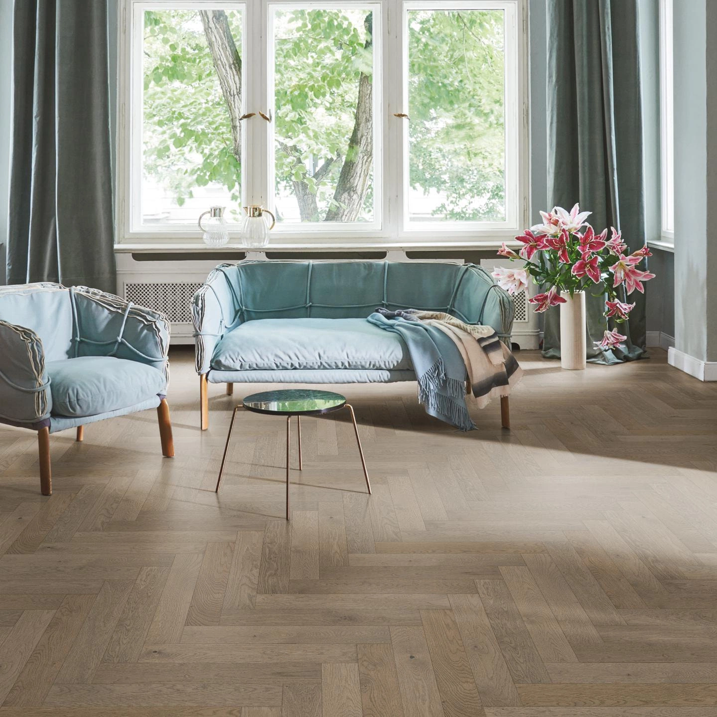 Milieubild Wohnzimmer in Stadtwohnung - Parador Parkett Trendtime 3 Eiche Chalet grau Milieubild Wohnzimmer in Stadtwohnung - Parador 1748885