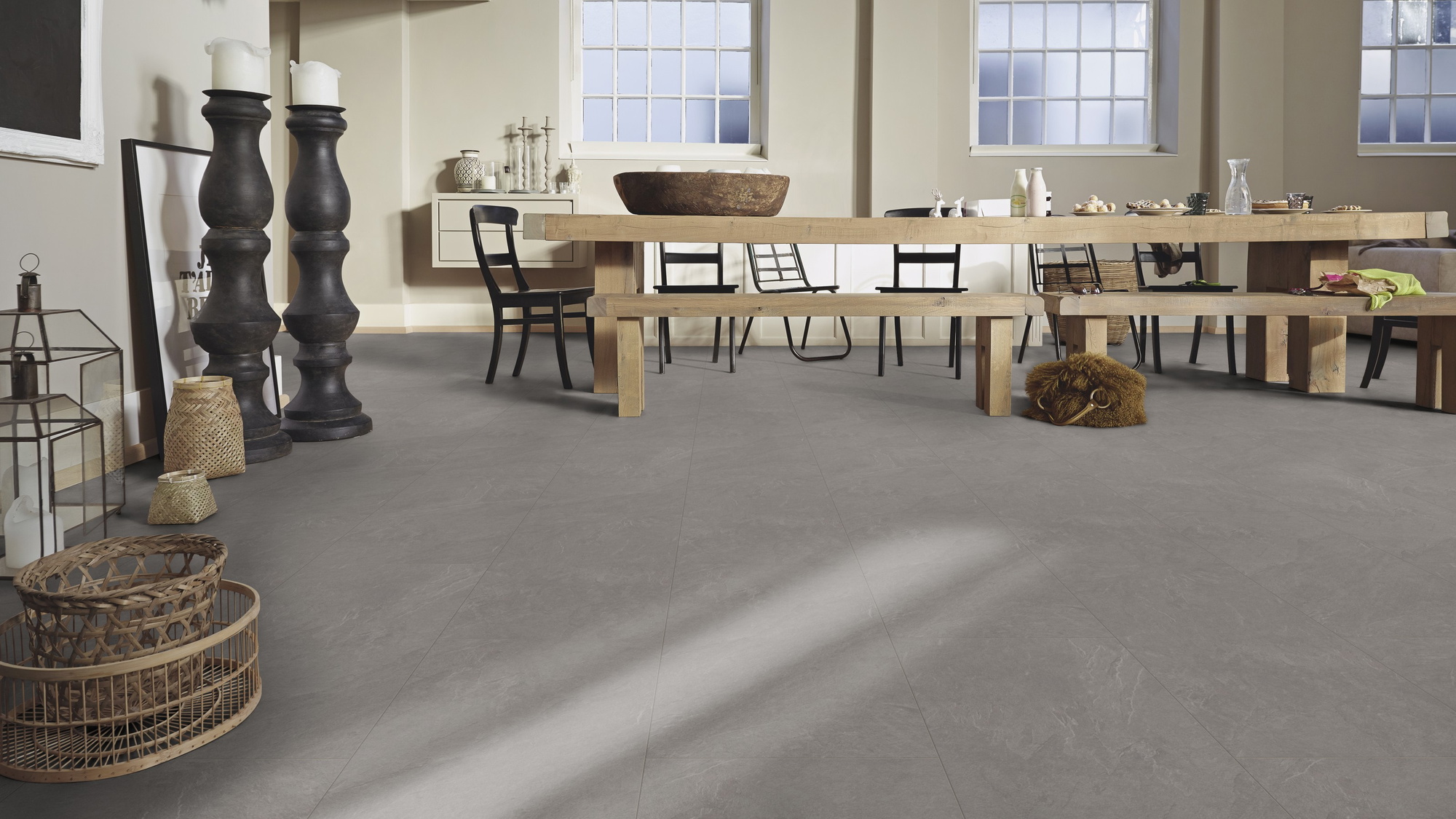 Milieubild Esszimmer mit großem Tisch - MEISTER Laminat LB 150 Schiefer grau Milieubild Esszimmer mit großem Tisch - MEISTER 600003-0857398-06136