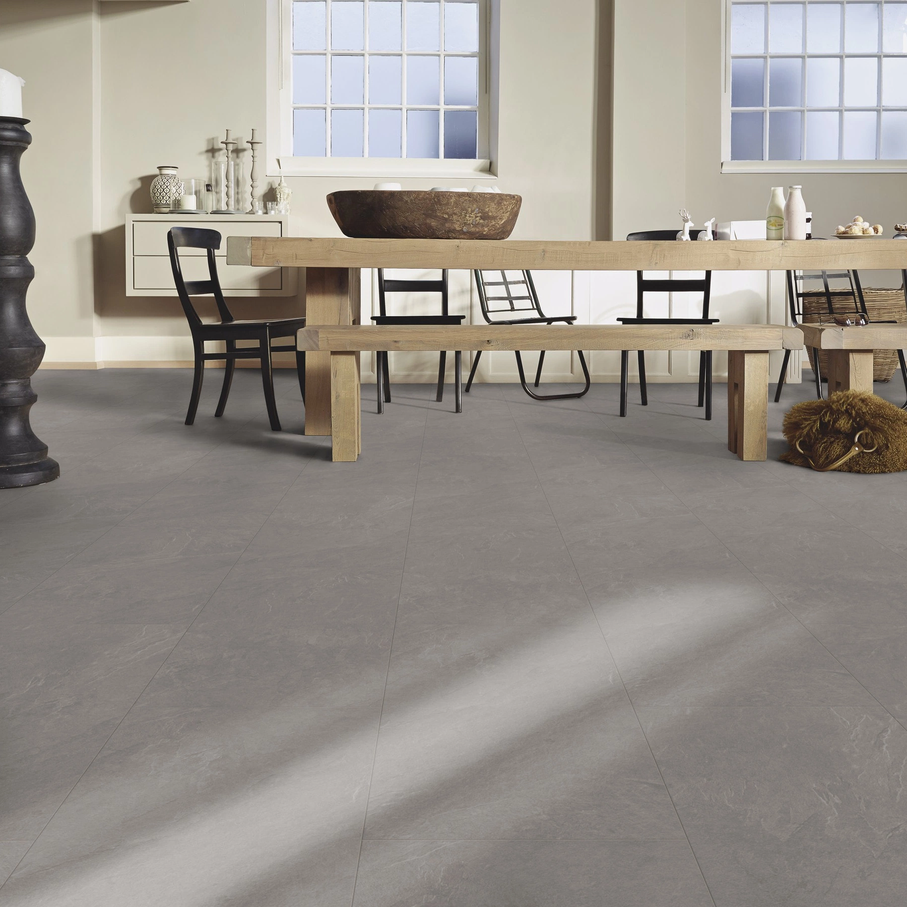 Milieubild Esszimmer mit großem Tisch - MEISTER Laminat LB 150 Schiefer grau Milieubild Esszimmer mit großem Tisch - MEISTER 600003-0857398-06136
