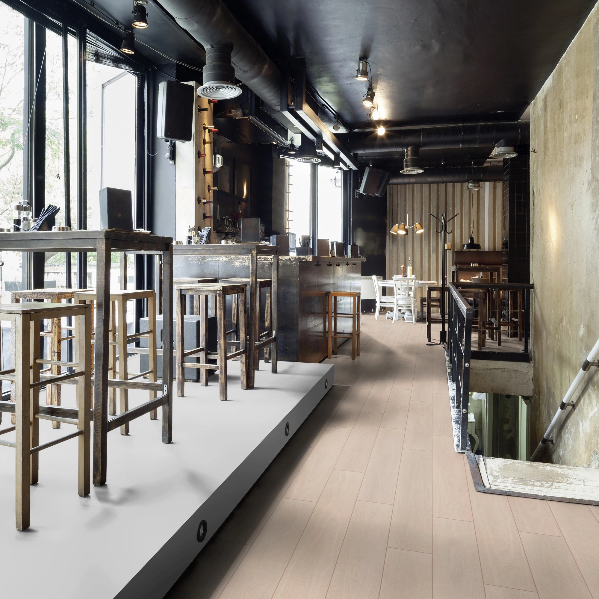 Milieubild Restaurant - Bar mit Tischen und Hockern - wineo Klick-Bioboden PURLINE wineo 1000 wood XL Calm Oak Bright Milieubild Restaurant - Bar mit Tischen und Hockern - wineo PLC305R