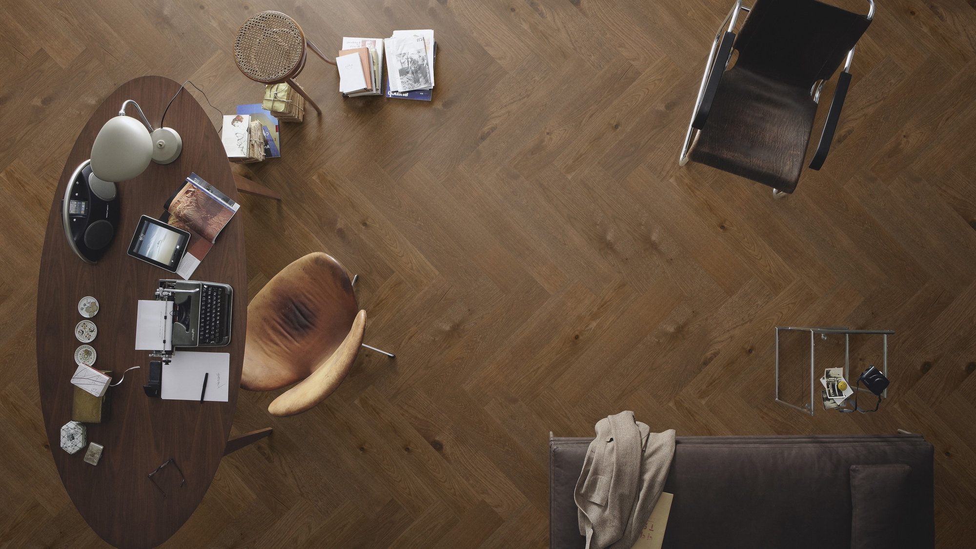 Milieubild Büro mit ovalem Tisch - Draufsicht - MEISTER Holzboden HS 500 Lindura Eiche classic olivgrau Milieubild Büro mit ovalem Tisch - Draufsicht - MEISTER 500010-0700140-08926