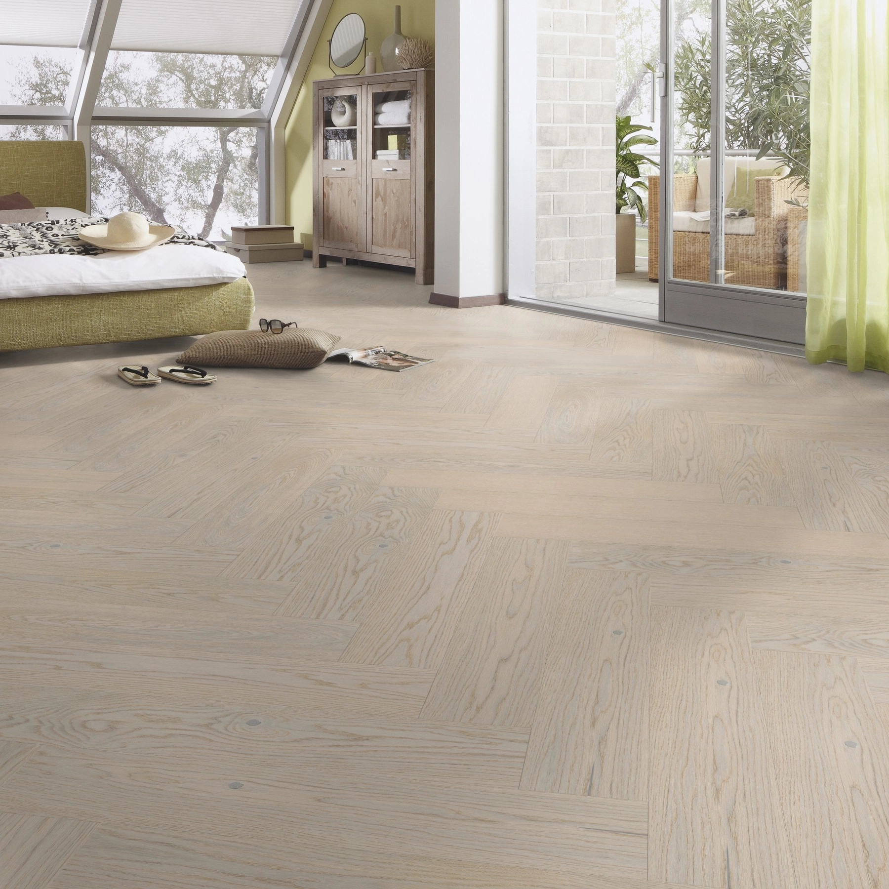Milieubild Schlafzimmer im modernen Dachgeschoss - MEISTER Holzboden HS 500 Lindura Eiche classic arcticweiß Milieubild Schlafzimmer im modernen Dachgeschoss - MEISTER 500010-0700140-08927