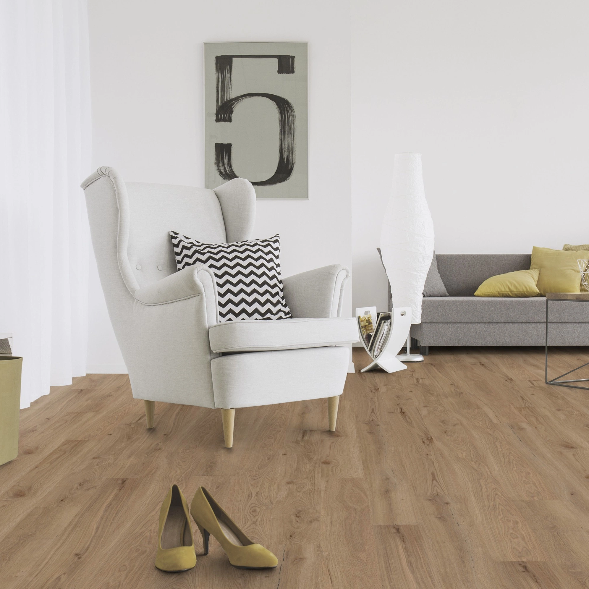 Milieubild Wohnzimmer mit Sessel und Sofa - Wicanders Wise HDF Klick-Designboden wood Natural XL Dakota Oak Milieubild Wohnzimmer mit Sessel und Sofa - Wicanders Wise 80003661