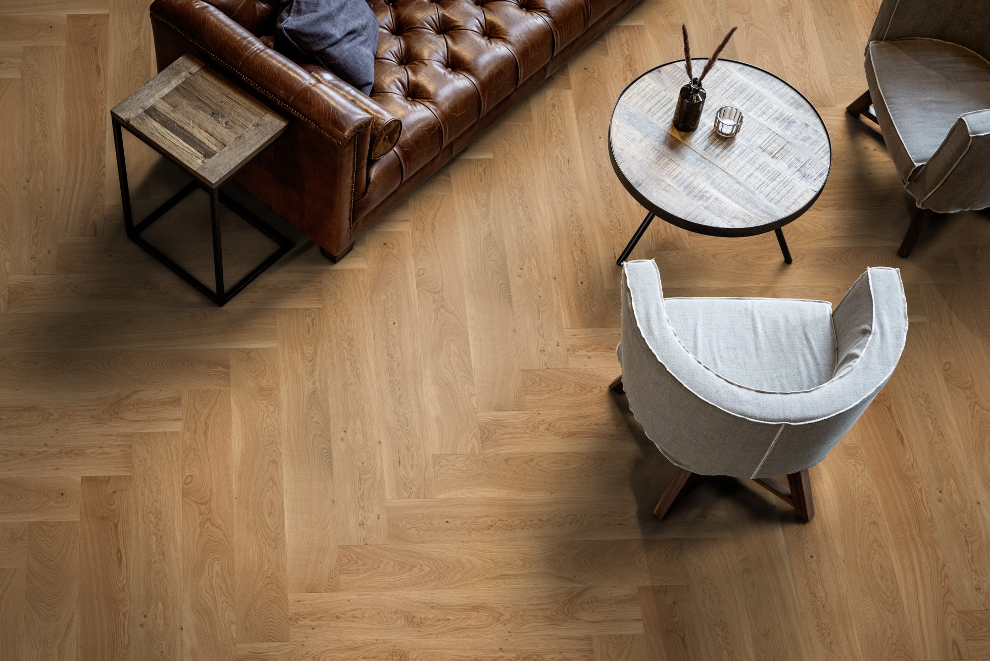 Milieubild Wohnzimmer mit Ledersofa - Blick von oben - ter Hürne Parkett Herringbone Collection Eiche Texel Milieubild Wohnzimmer mit Ledersofa - Blick von oben - ter Hürne 1101312521